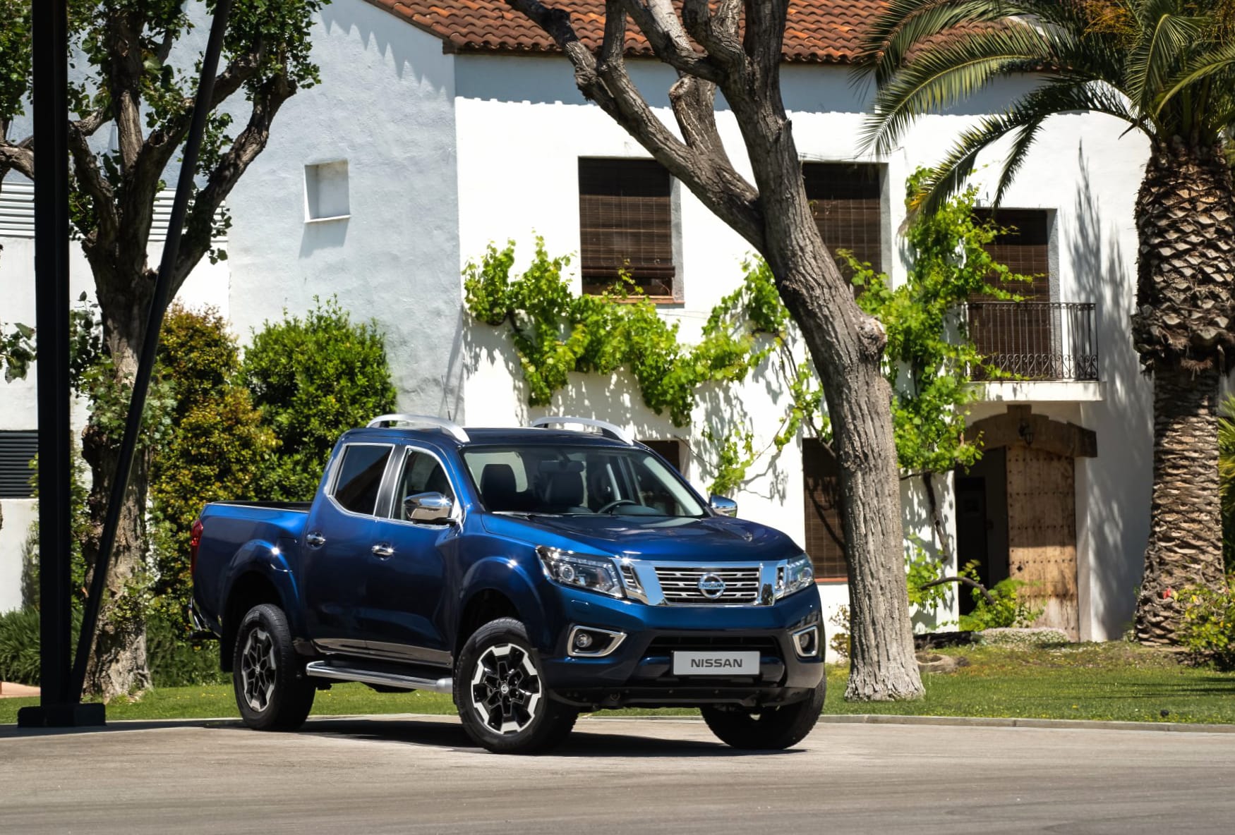 Nissan Navara at 320 x 480 iPhone size wallpapers HD quality