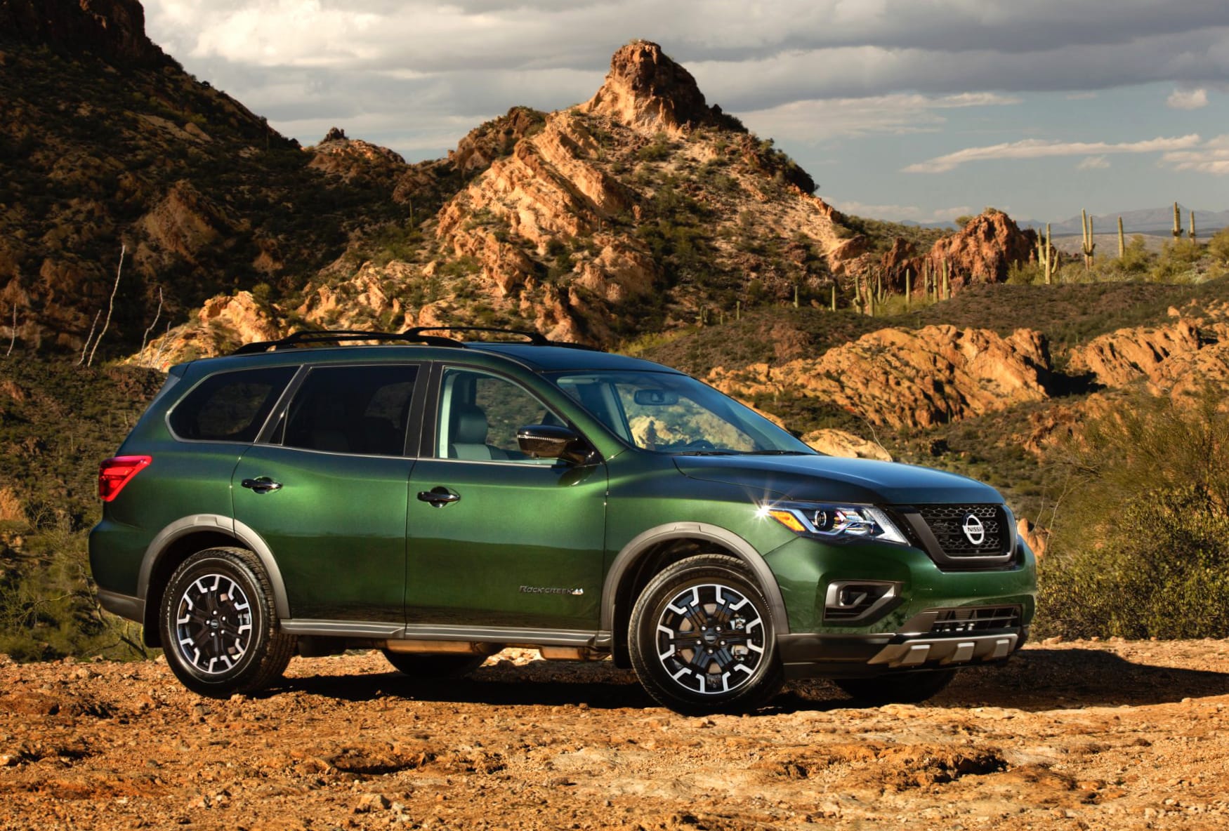 Nissan Pathfinder at 750 x 1334 iPhone 6 size wallpapers HD quality