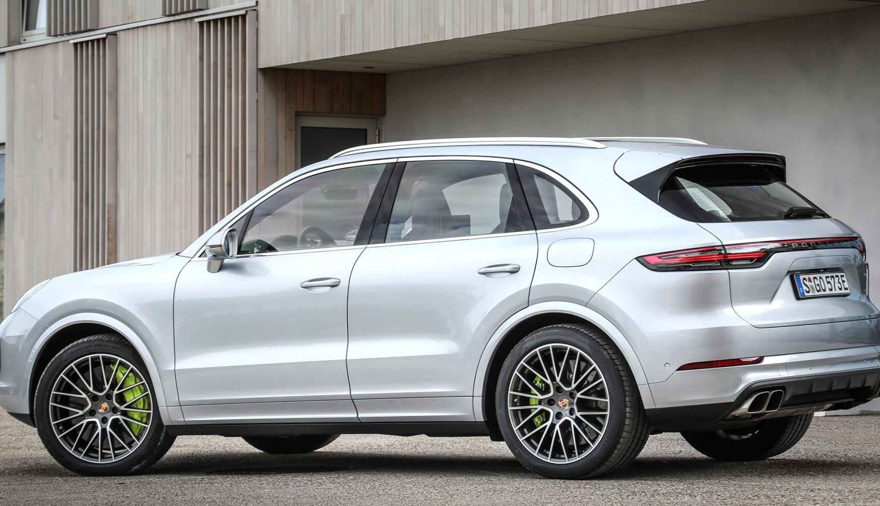 Porsche Cayenne Turbo S at 1024 x 1024 iPad size wallpapers HD quality