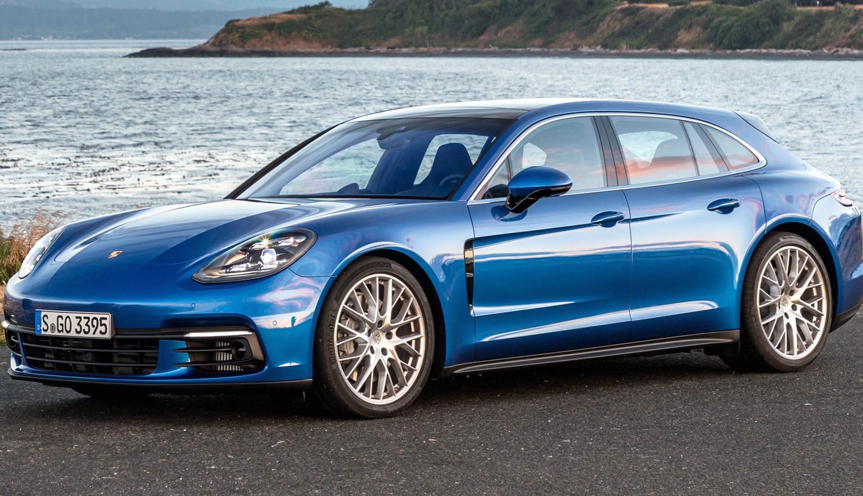 Porsche Panamera 4S Sport Turismo at 2048 x 2048 iPad size wallpapers HD quality