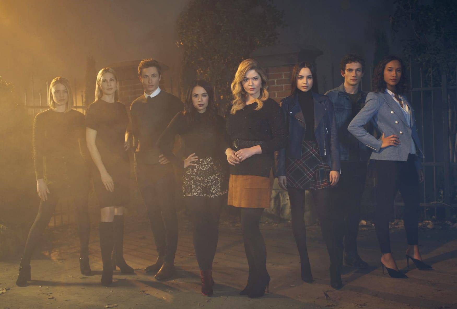 Pretty Little Liars The Perfectionists at 1600 x 1200 size wallpapers HD quality