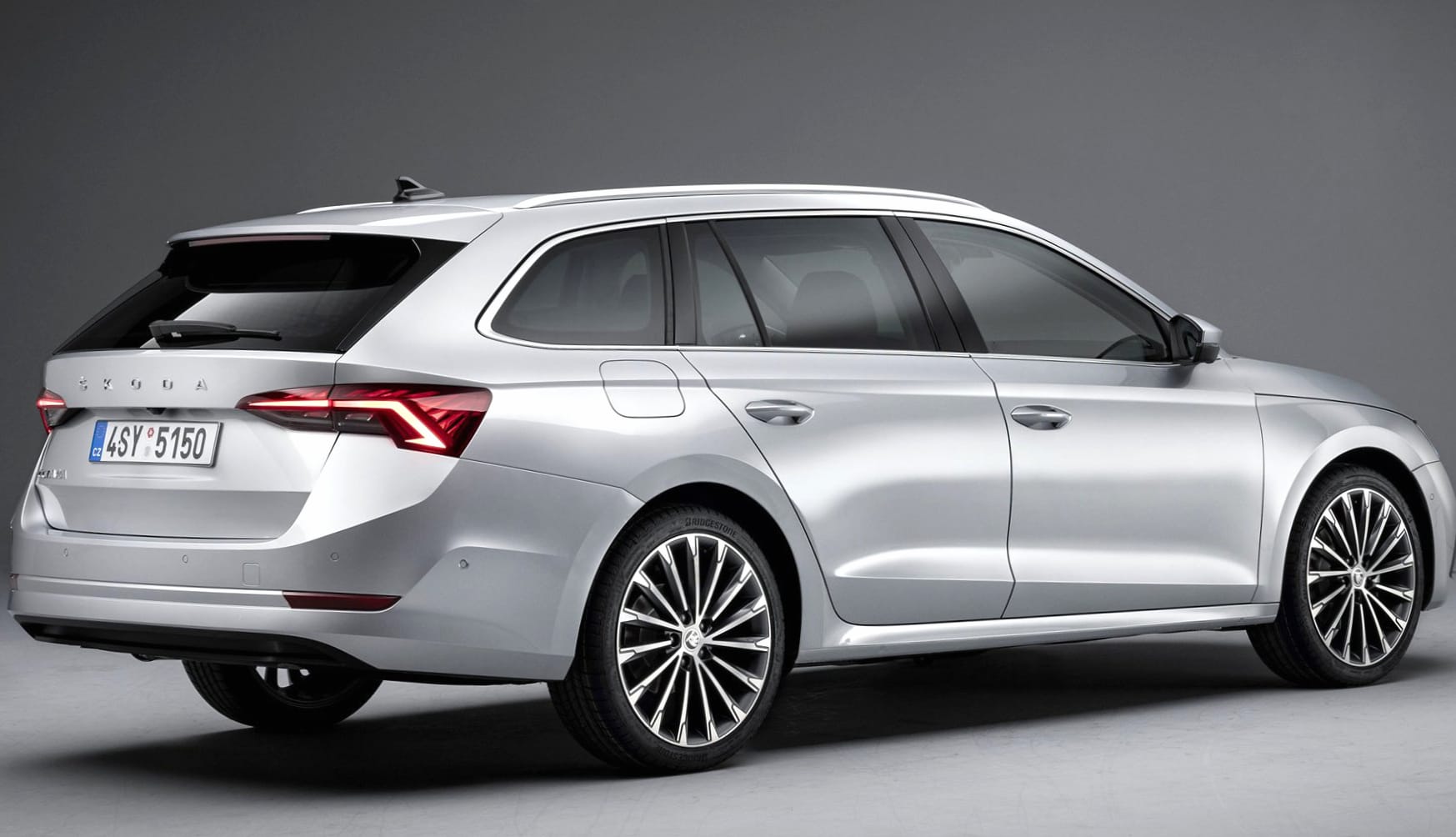 Skoda Octavia Combi at 750 x 1334 iPhone 6 size wallpapers HD quality