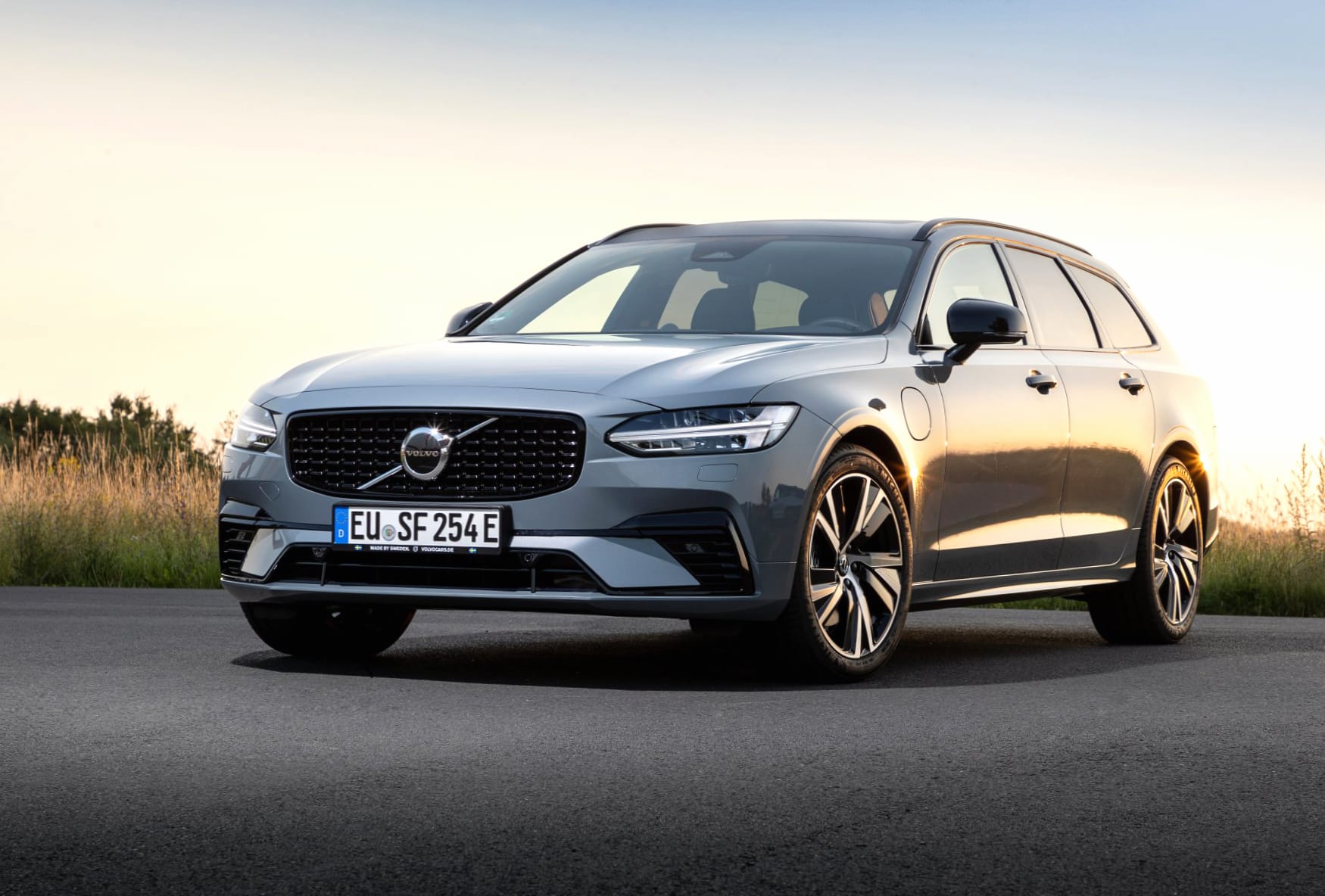Volvo V90 T6 AWD at 2048 x 2048 iPad size wallpapers HD quality