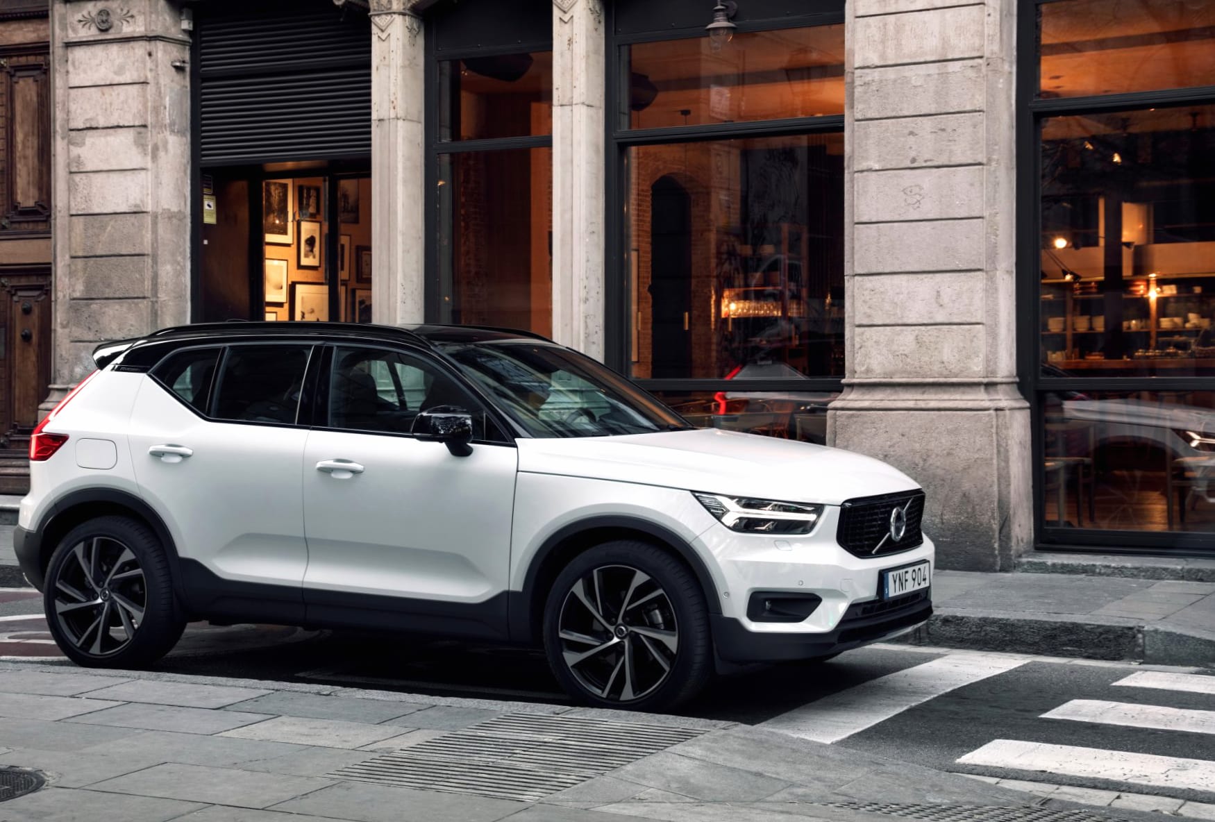 Volvo XC40 at 640 x 960 iPhone 4 size wallpapers HD quality