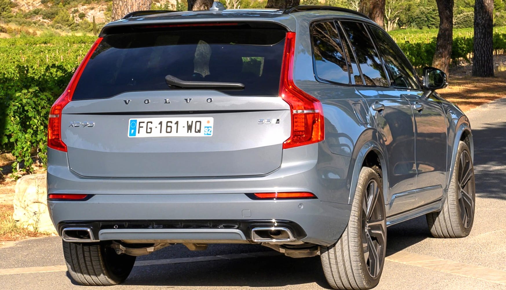 Volvo XC90 R-Design at 2048 x 2048 iPad size wallpapers HD quality
