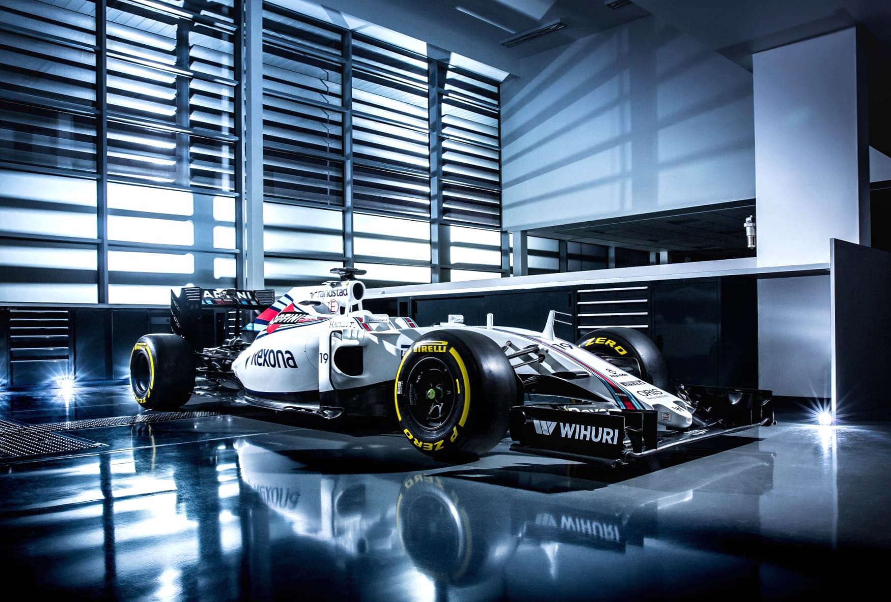 Williams FW38 at 1024 x 1024 iPad size wallpapers HD quality