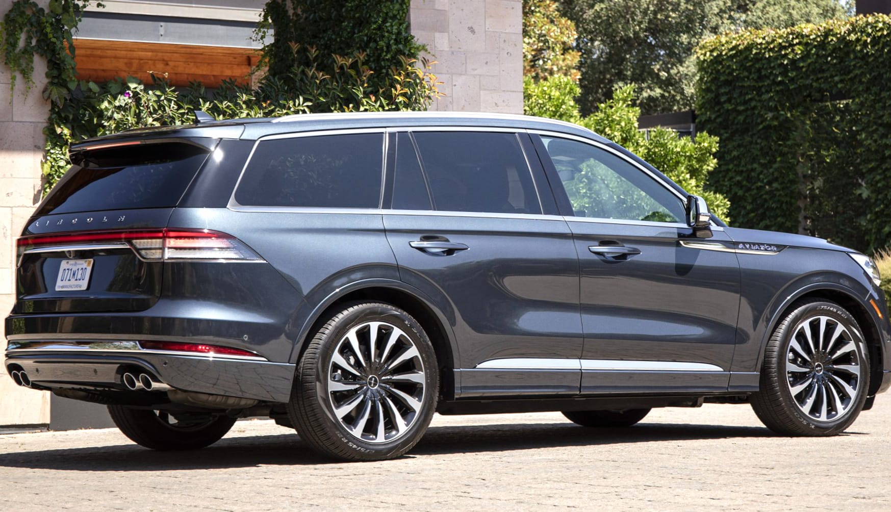 Lincoln Aviator Grand Touring at 2048 x 2048 iPad size wallpapers HD quality