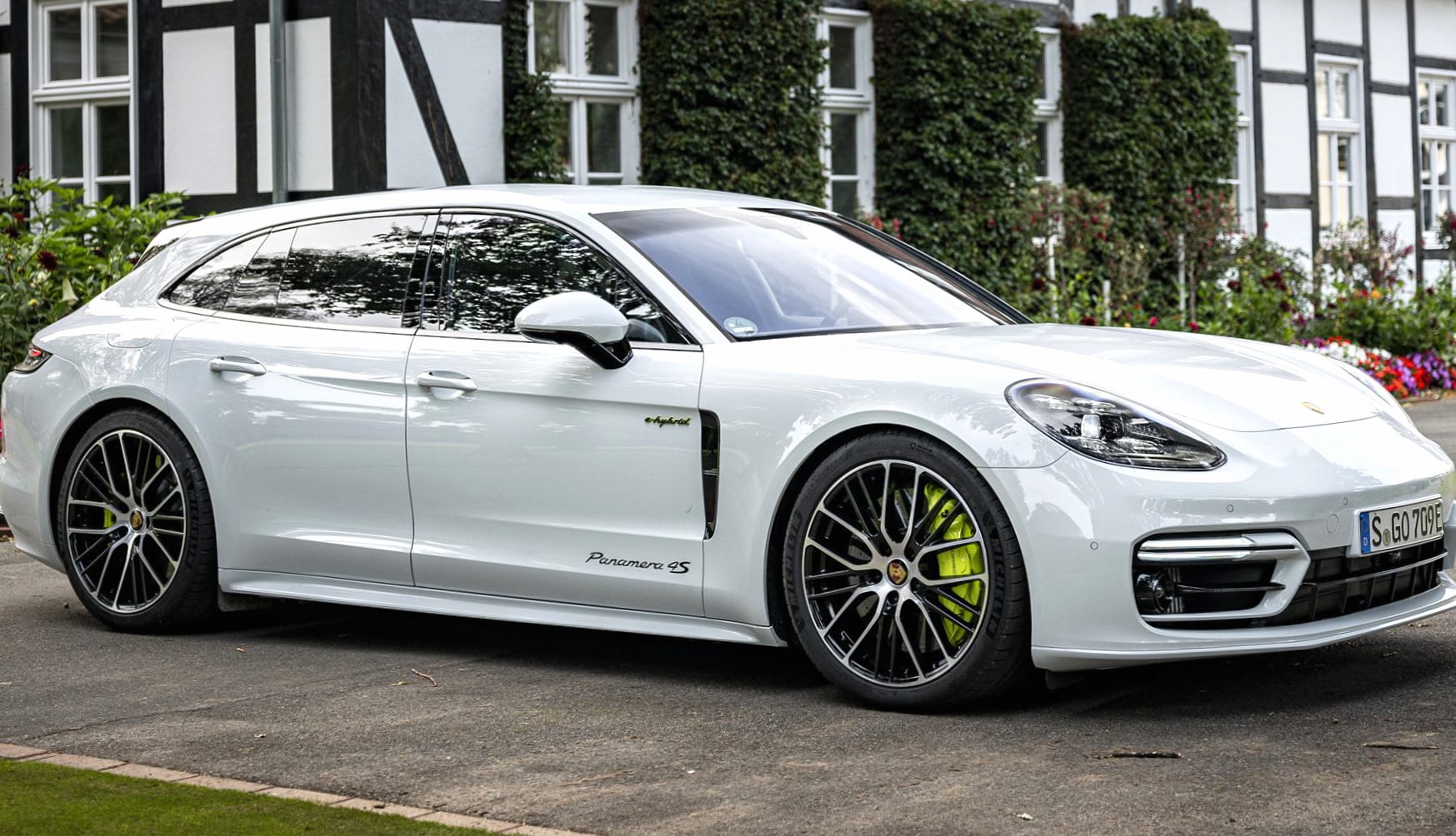 Porsche Panamera 4S E-Hybrid Sport Turismo SportDesign Package at 2048 x 2048 iPad size wallpapers HD quality