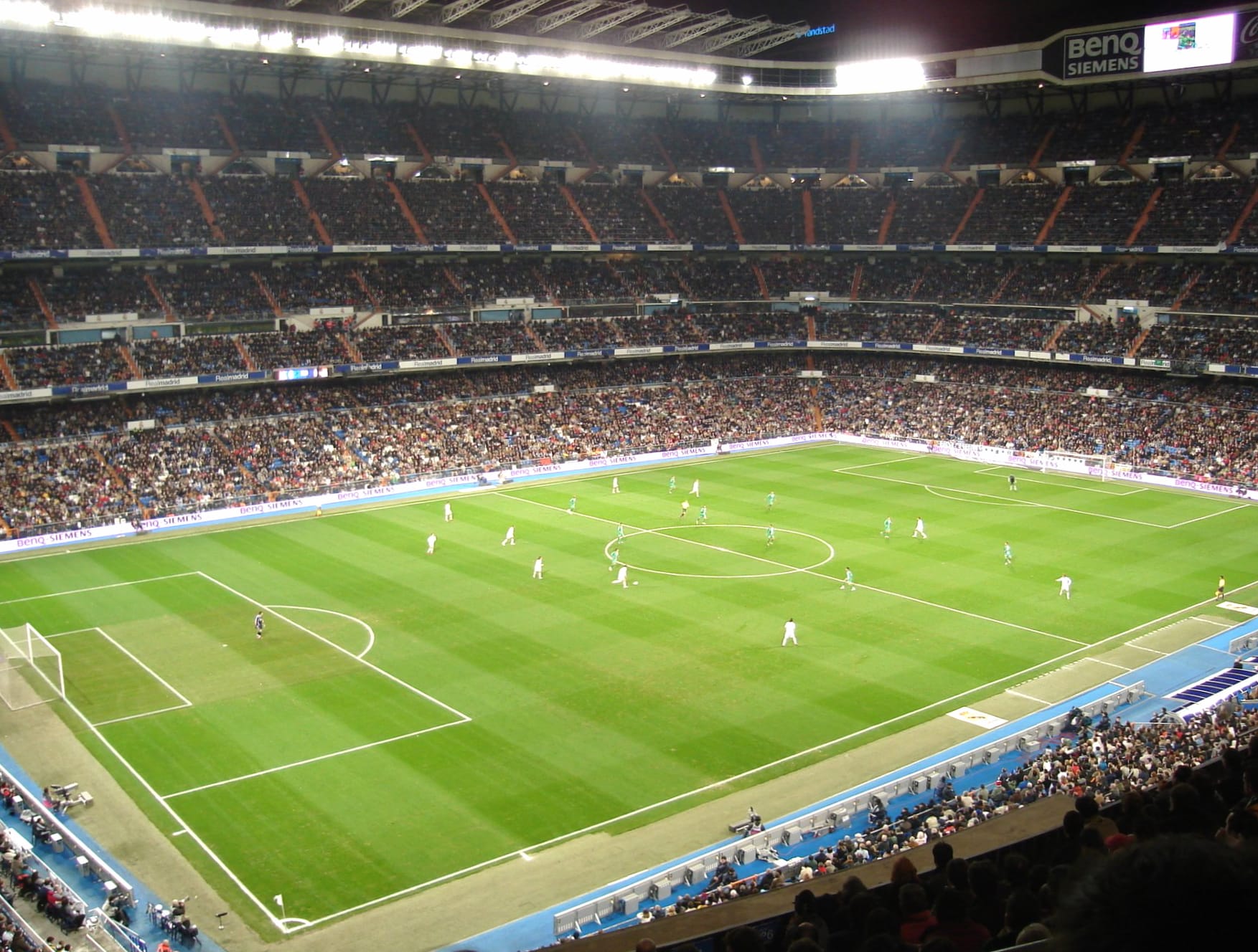 Рабочие стадиона. Реал Мадрид стадион Сантьяго Бернабеу. Стадион Сантьяго Бернабео. Бернабеу стадион поле. Футбольное поле Сантьяго Бернабеу сверху.