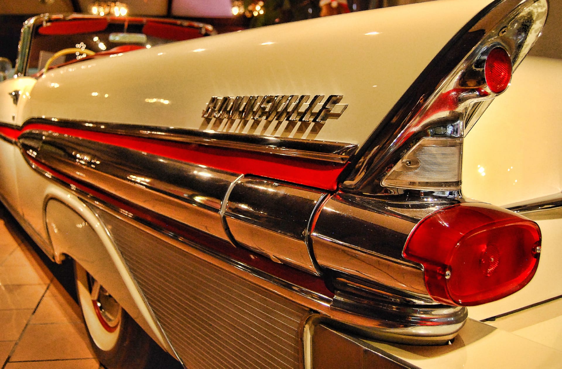1957 Pontiac Bonneville at 750 x 1334 iPhone 6 size wallpapers HD quality