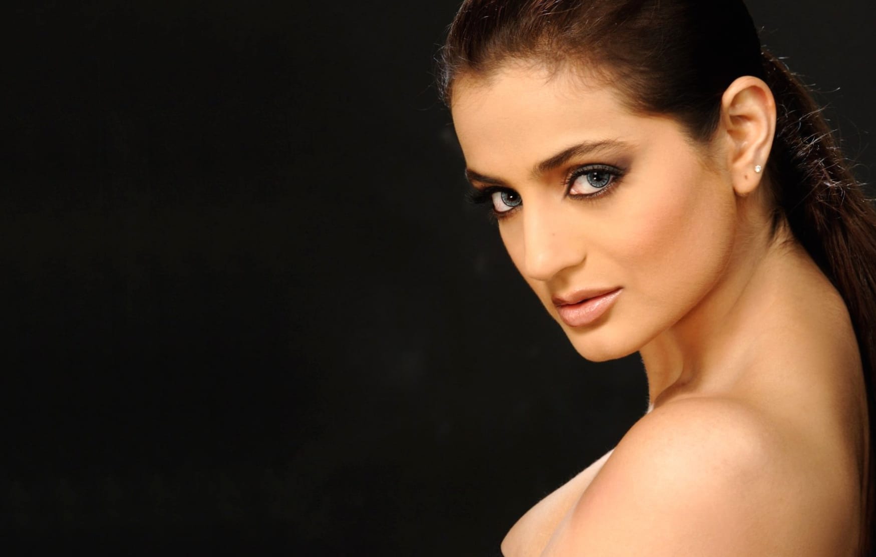 Amisha Patel at 320 x 480 iPhone size wallpapers HD quality
