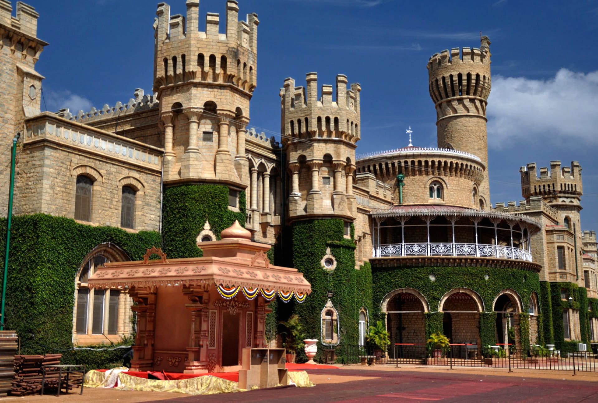 Bangalore Palace at 640 x 960 iPhone 4 size wallpapers HD quality