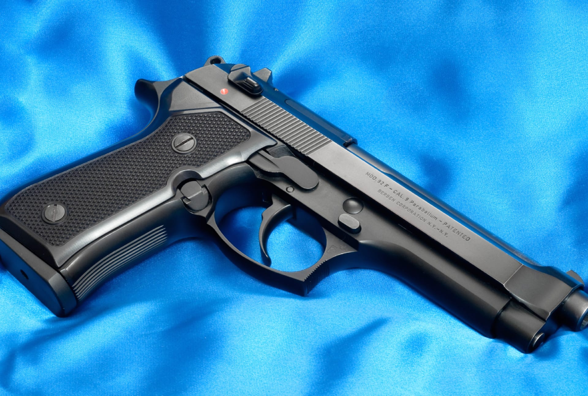 Beretta 92F Pistol at 640 x 1136 iPhone 5 size wallpapers HD quality