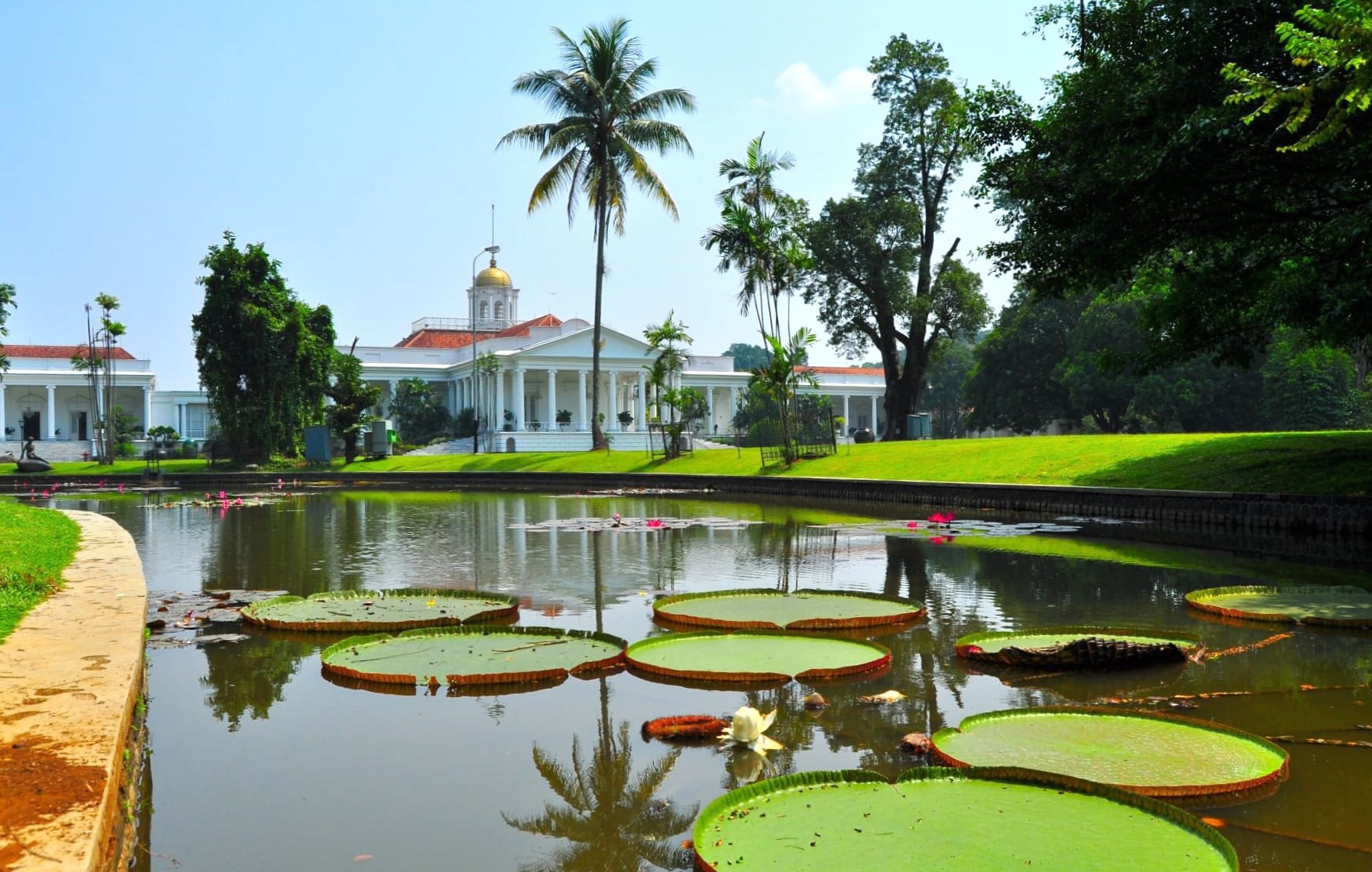 Bogor Palace at 1152 x 864 size wallpapers HD quality