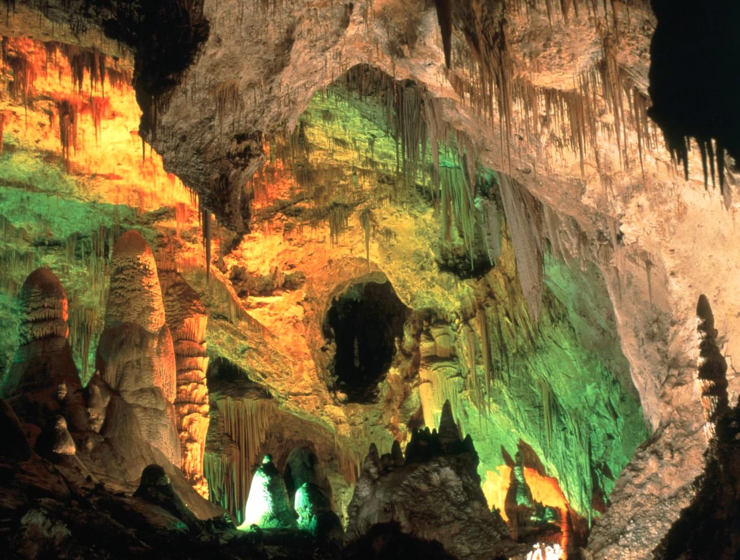 Carlsbad Caverns at 2048 x 2048 iPad size wallpapers HD quality