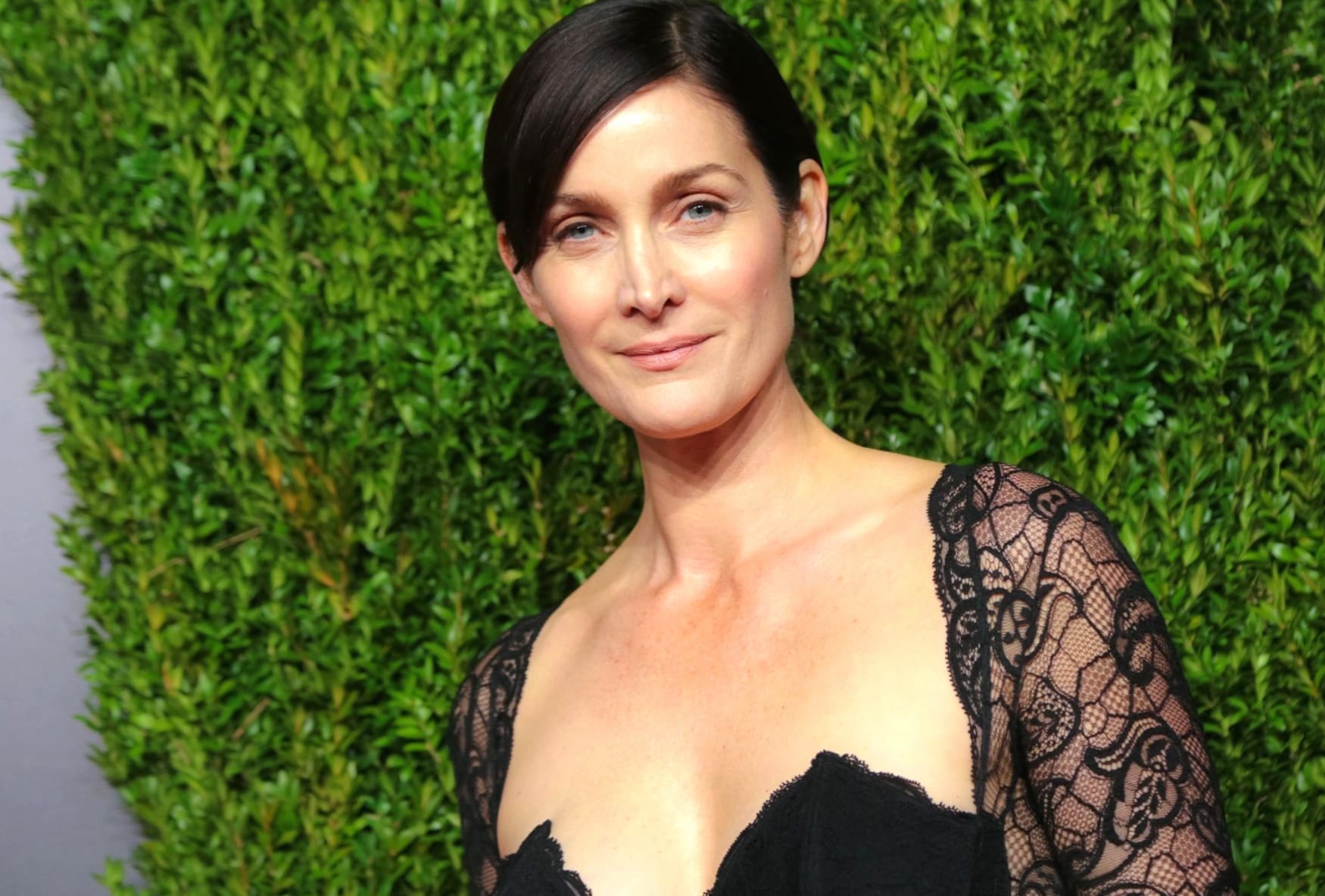 Carrie-Anne Moss at 320 x 480 iPhone size wallpapers HD quality