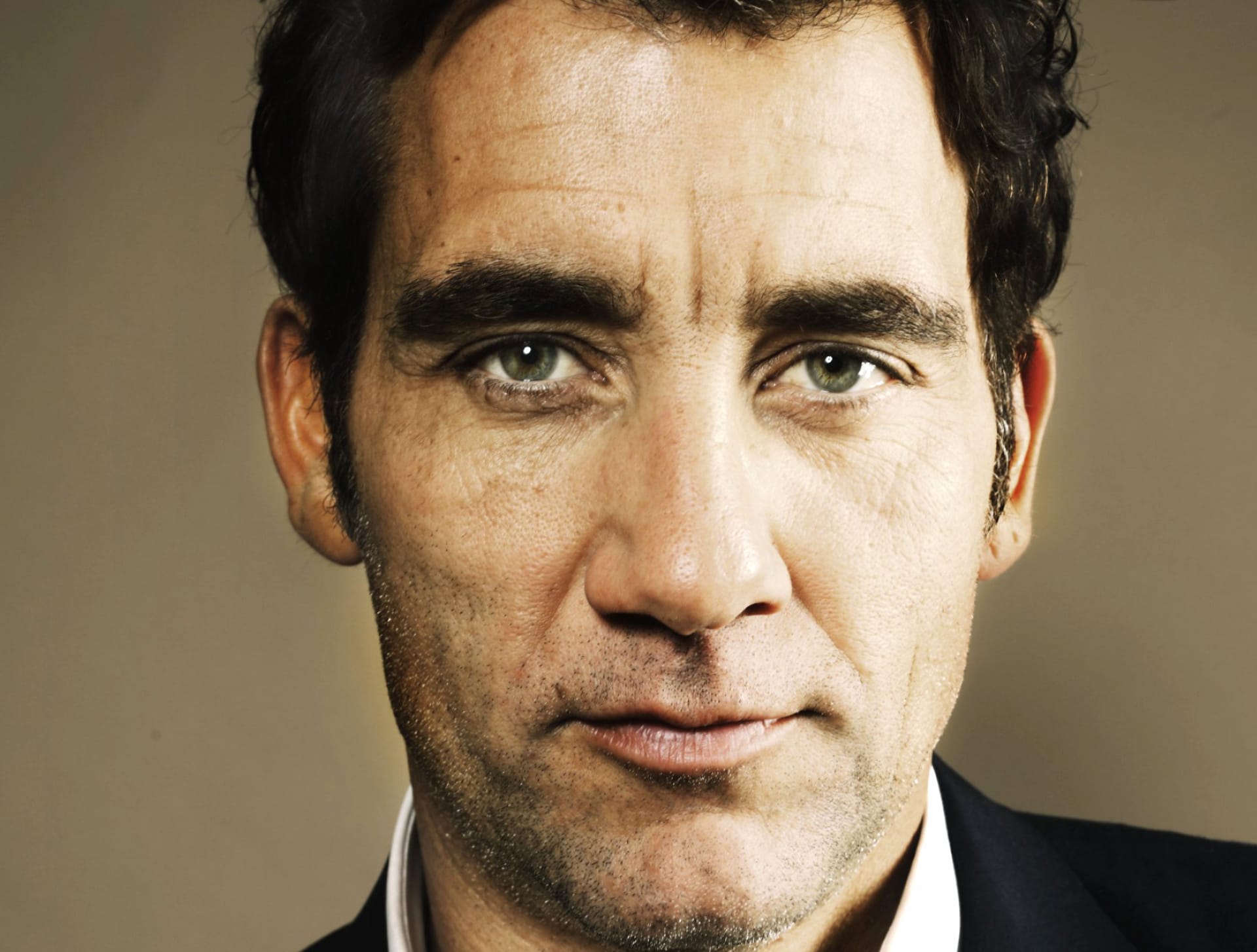 Clive Owen at 640 x 960 iPhone 4 size wallpapers HD quality