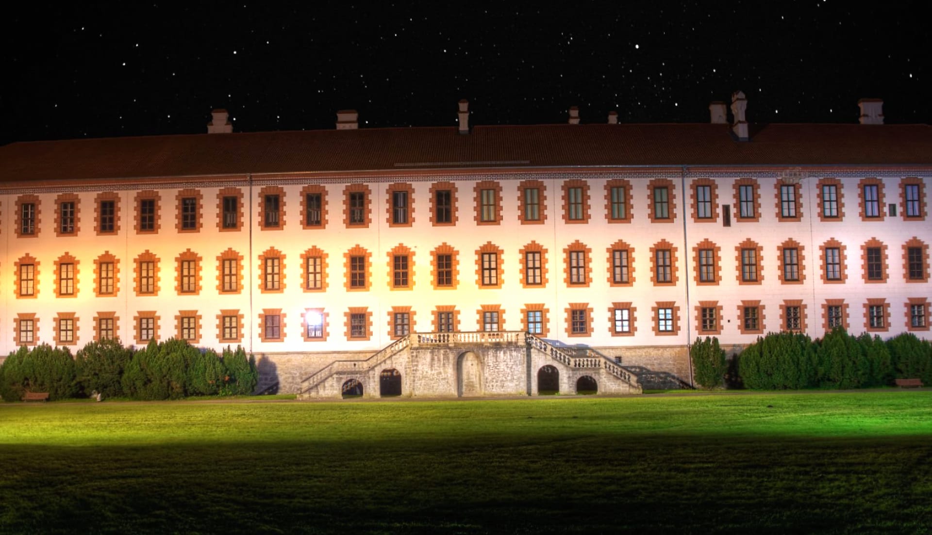 Elisabethenburg Palace at 320 x 480 iPhone size wallpapers HD quality