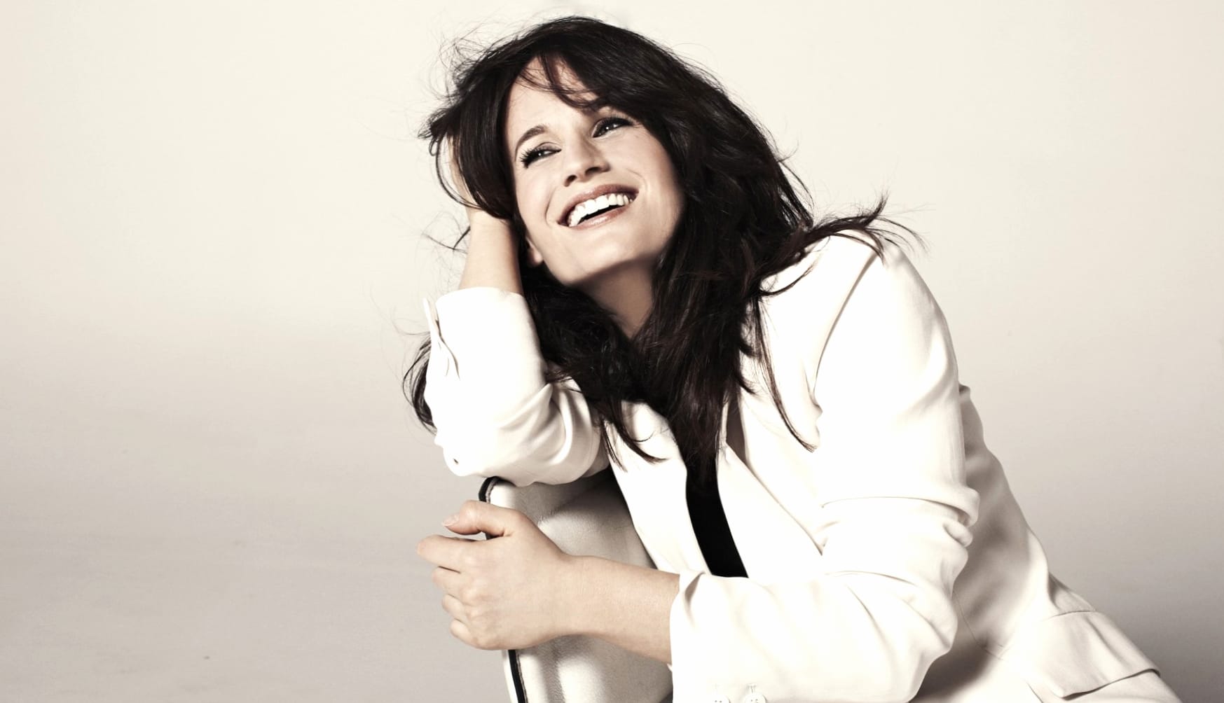 Elizabeth Reaser at 320 x 480 iPhone size wallpapers HD quality