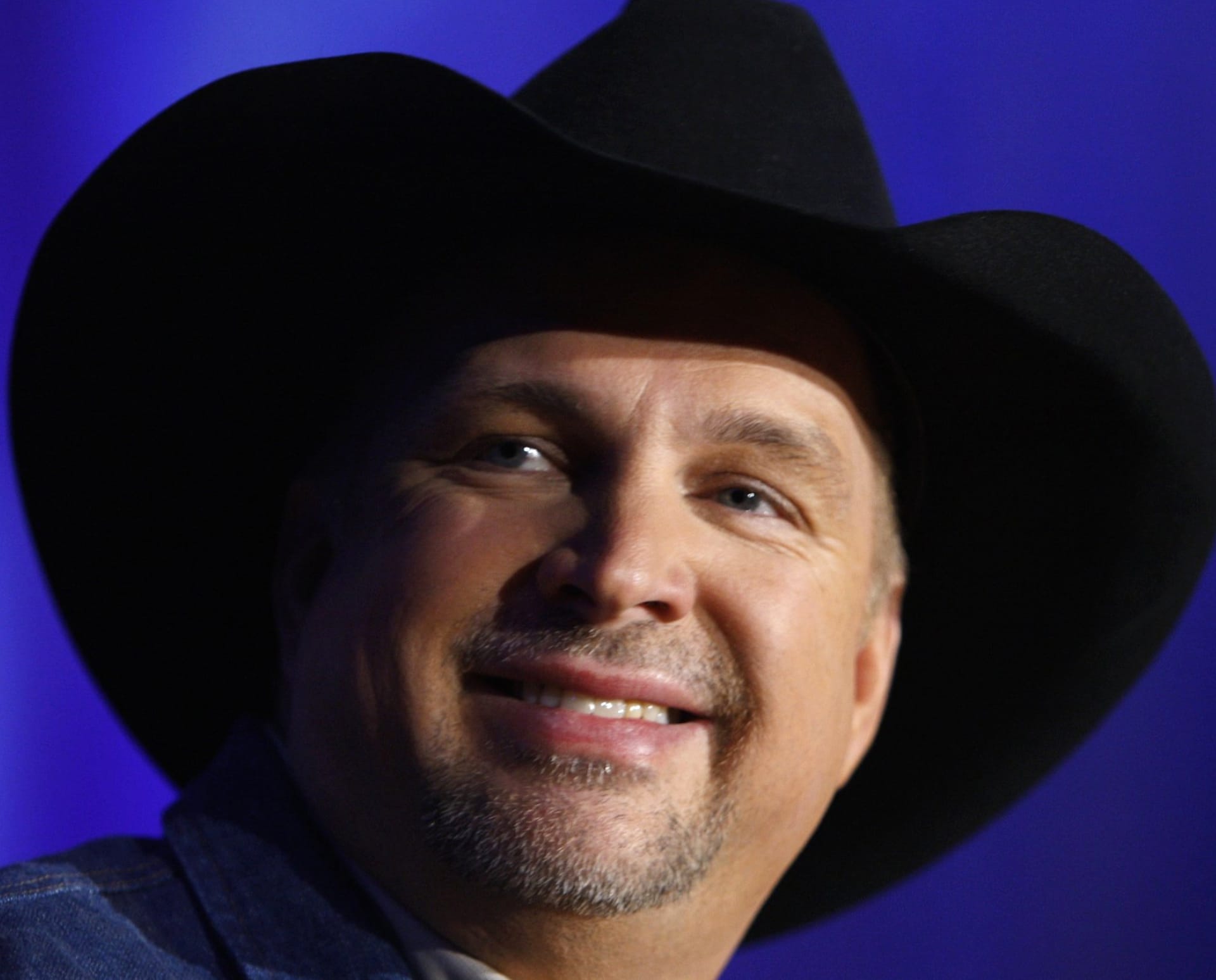 Garth Brooks at 320 x 480 iPhone size wallpapers HD quality