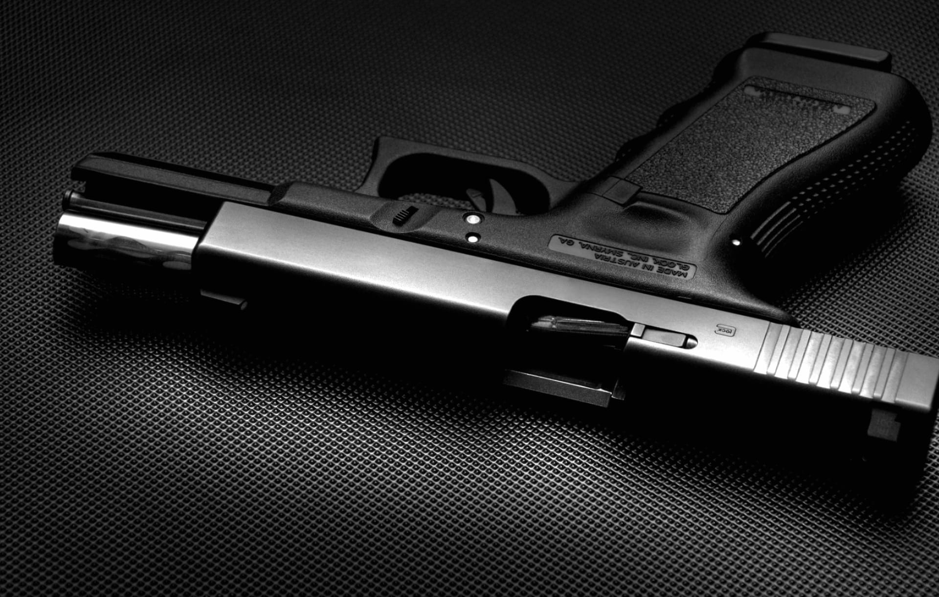 Glock 17 at 1152 x 864 size wallpapers HD quality