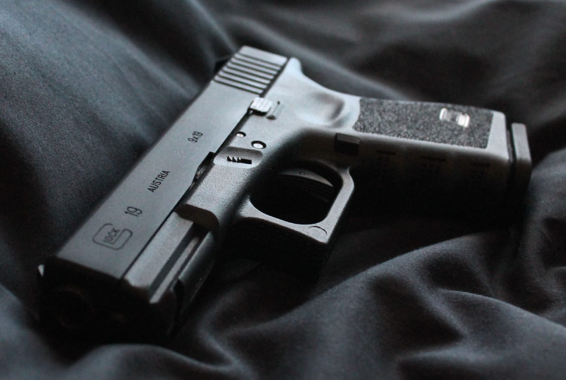 Glock 19 at 320 x 480 iPhone size wallpapers HD quality