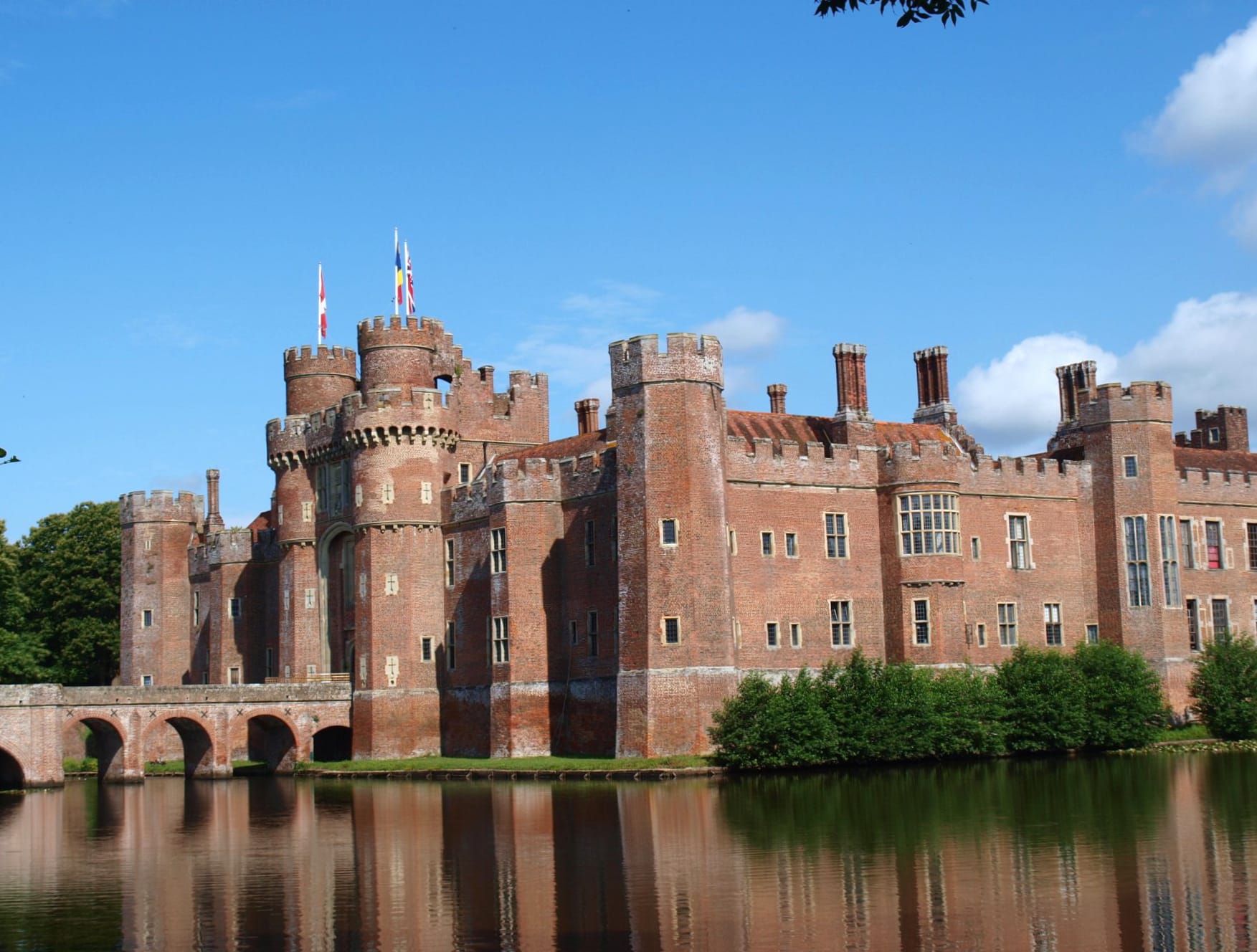 Herstmonceux Castle at 1024 x 768 size wallpapers HD quality