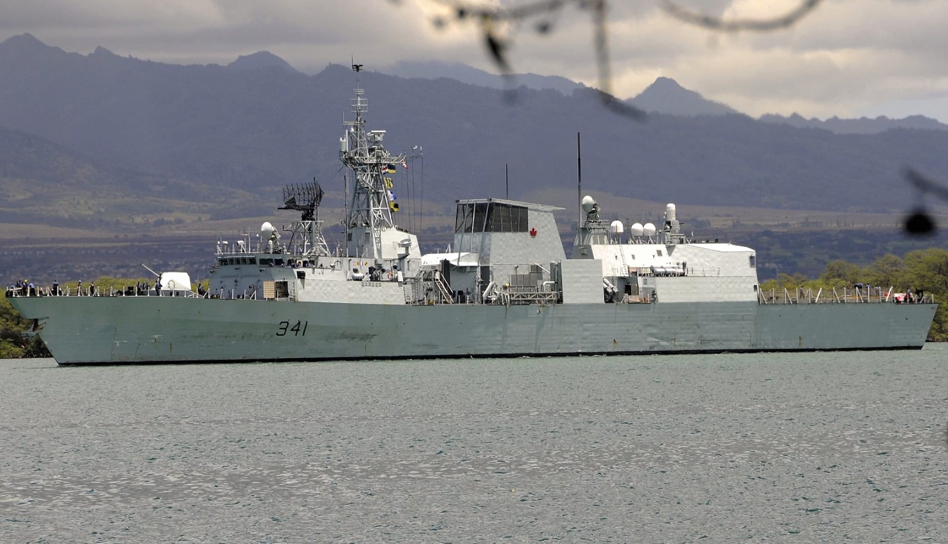 HMCS Ottawa (FFH 341) at 640 x 960 iPhone 4 size wallpapers HD quality