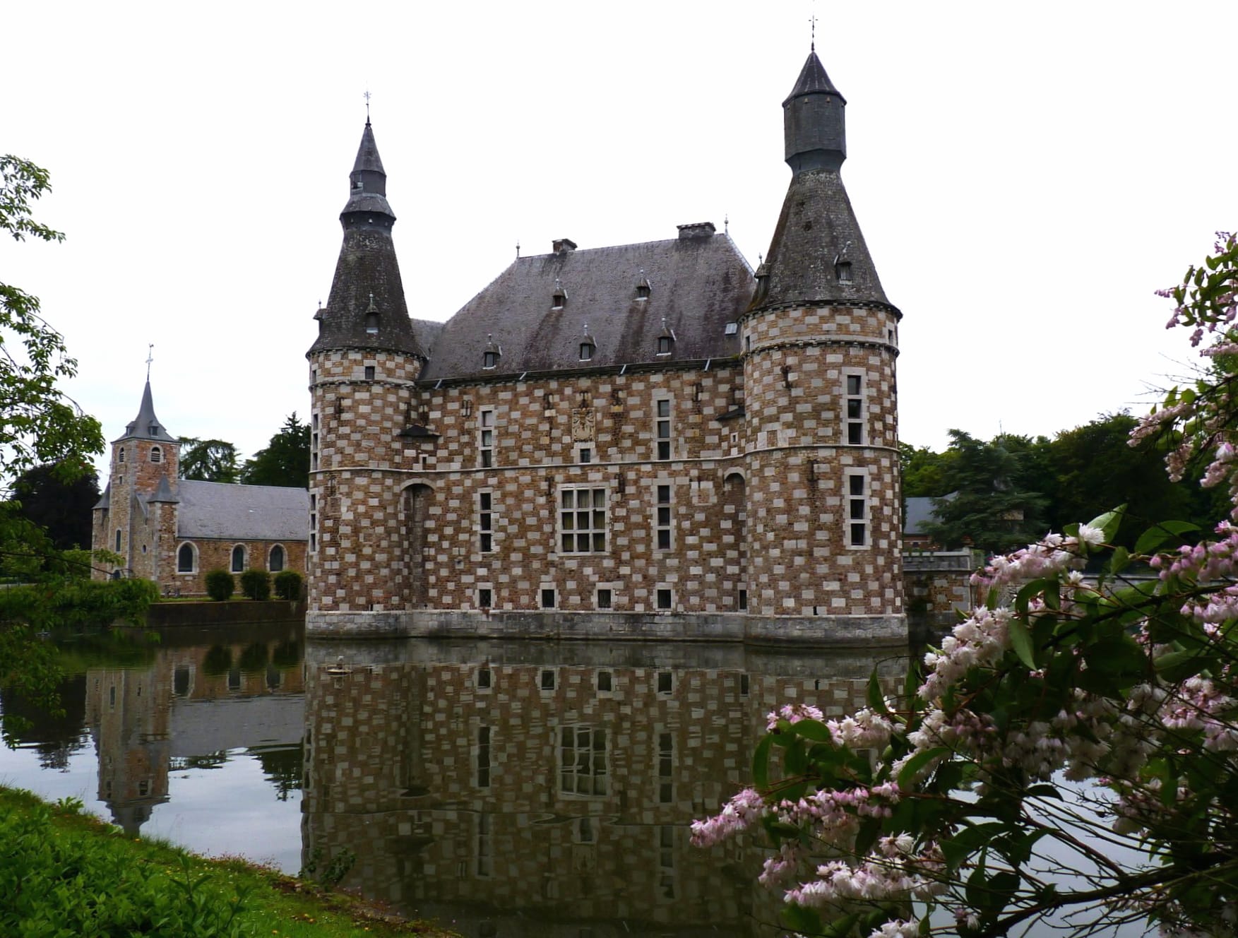Jehay-bodegnee Castle, Liege in Belgium at 640 x 1136 iPhone 5 size wallpapers HD quality