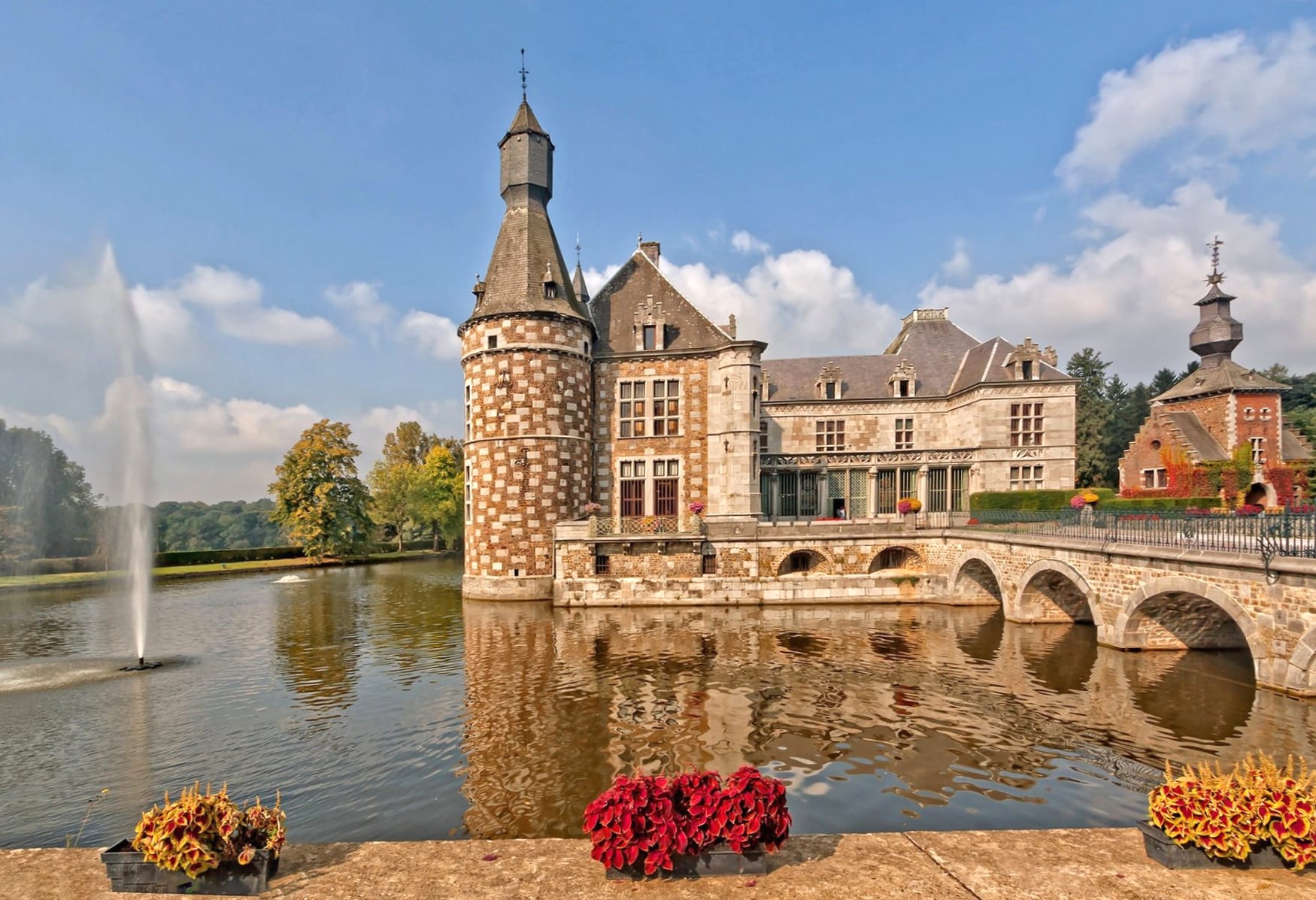 Jehay-Bodegnee Castle at 750 x 1334 iPhone 6 size wallpapers HD quality
