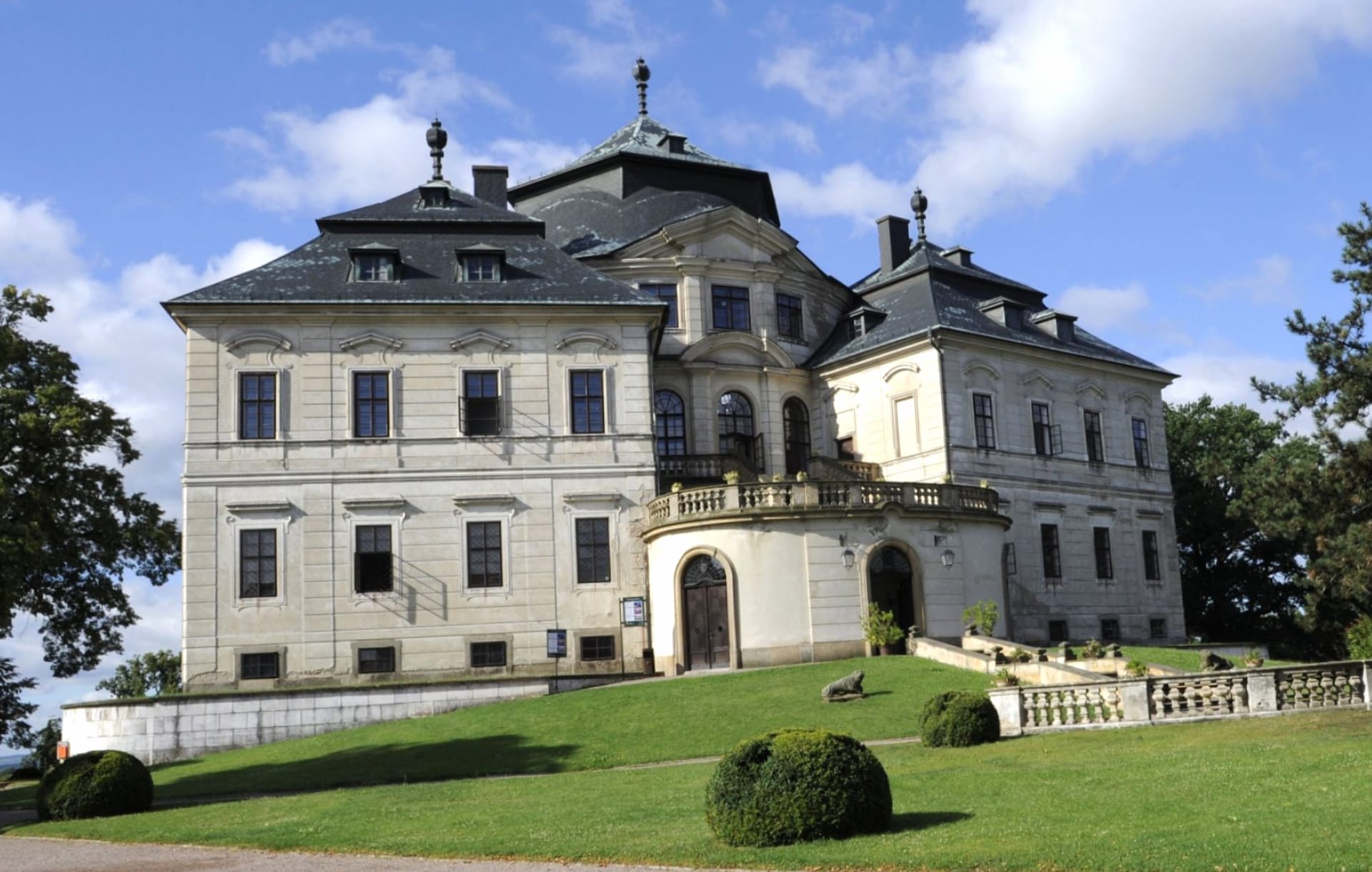 Karlova Koruna Chateau at 1280 x 960 size wallpapers HD quality