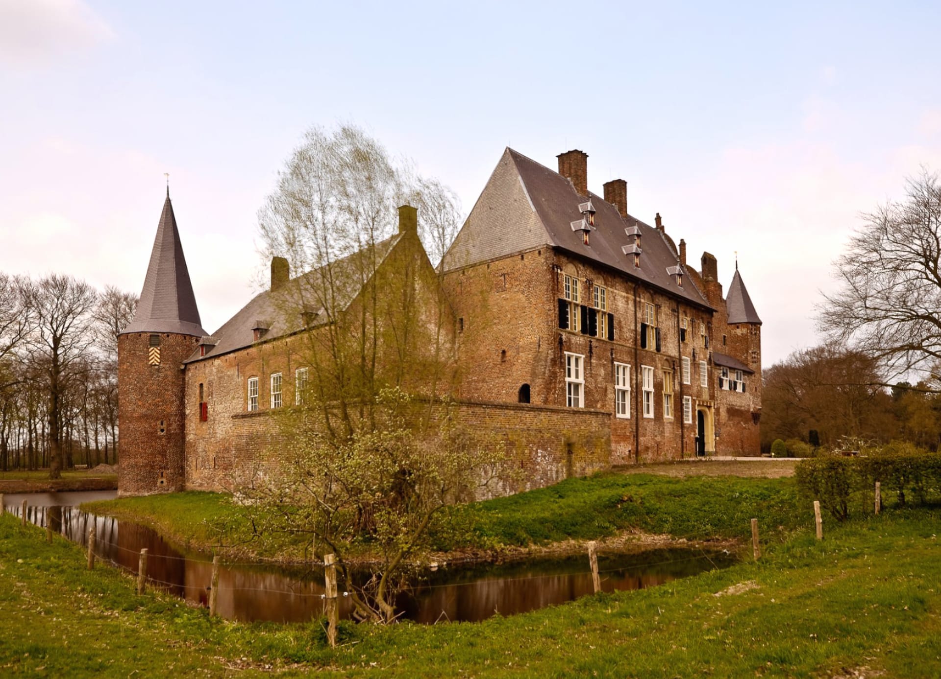 Kasteel Hernen at 1600 x 1200 size wallpapers HD quality