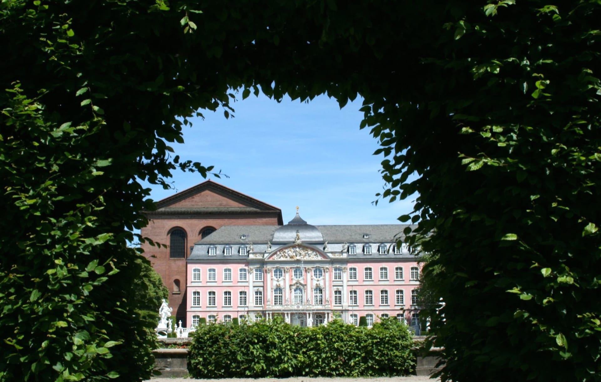 Kurfurstliches Palais at 750 x 1334 iPhone 6 size wallpapers HD quality
