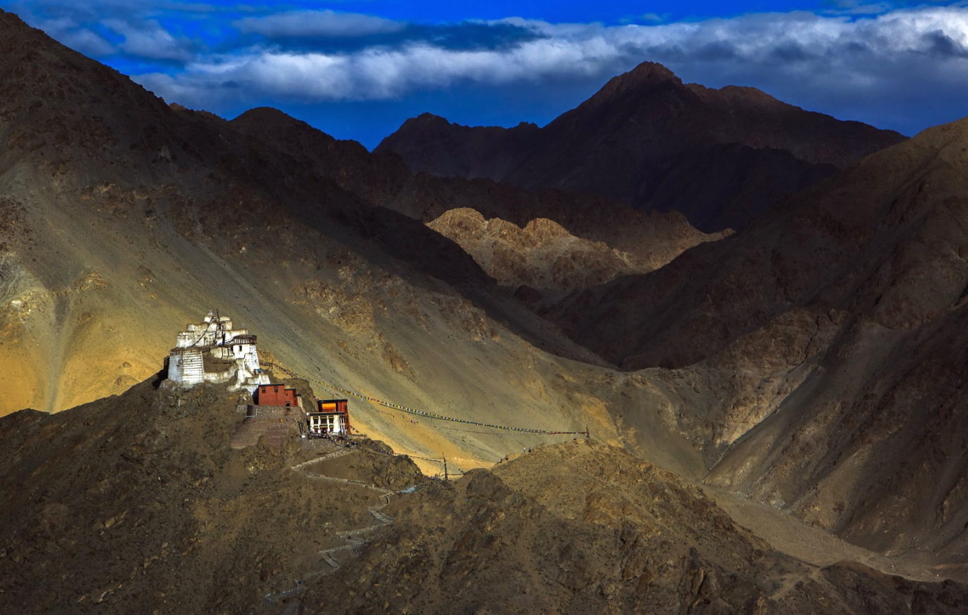 Leh Palace at 640 x 1136 iPhone 5 size wallpapers HD quality