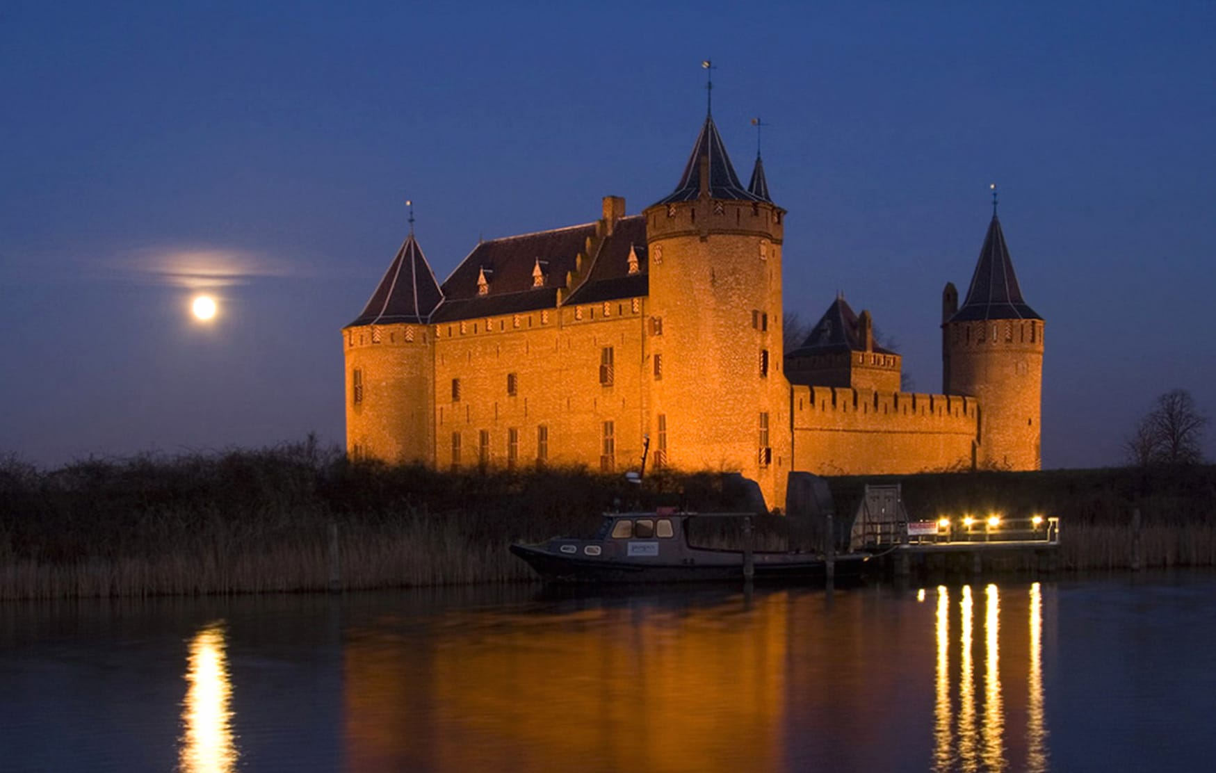 Muiderslot at 640 x 960 iPhone 4 size wallpapers HD quality