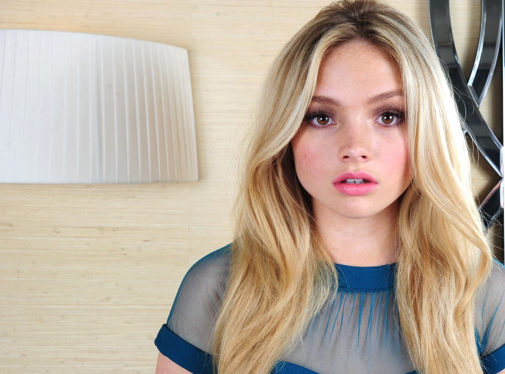 Natalie Alyn Lind at 640 x 960 iPhone 4 size wallpapers HD quality