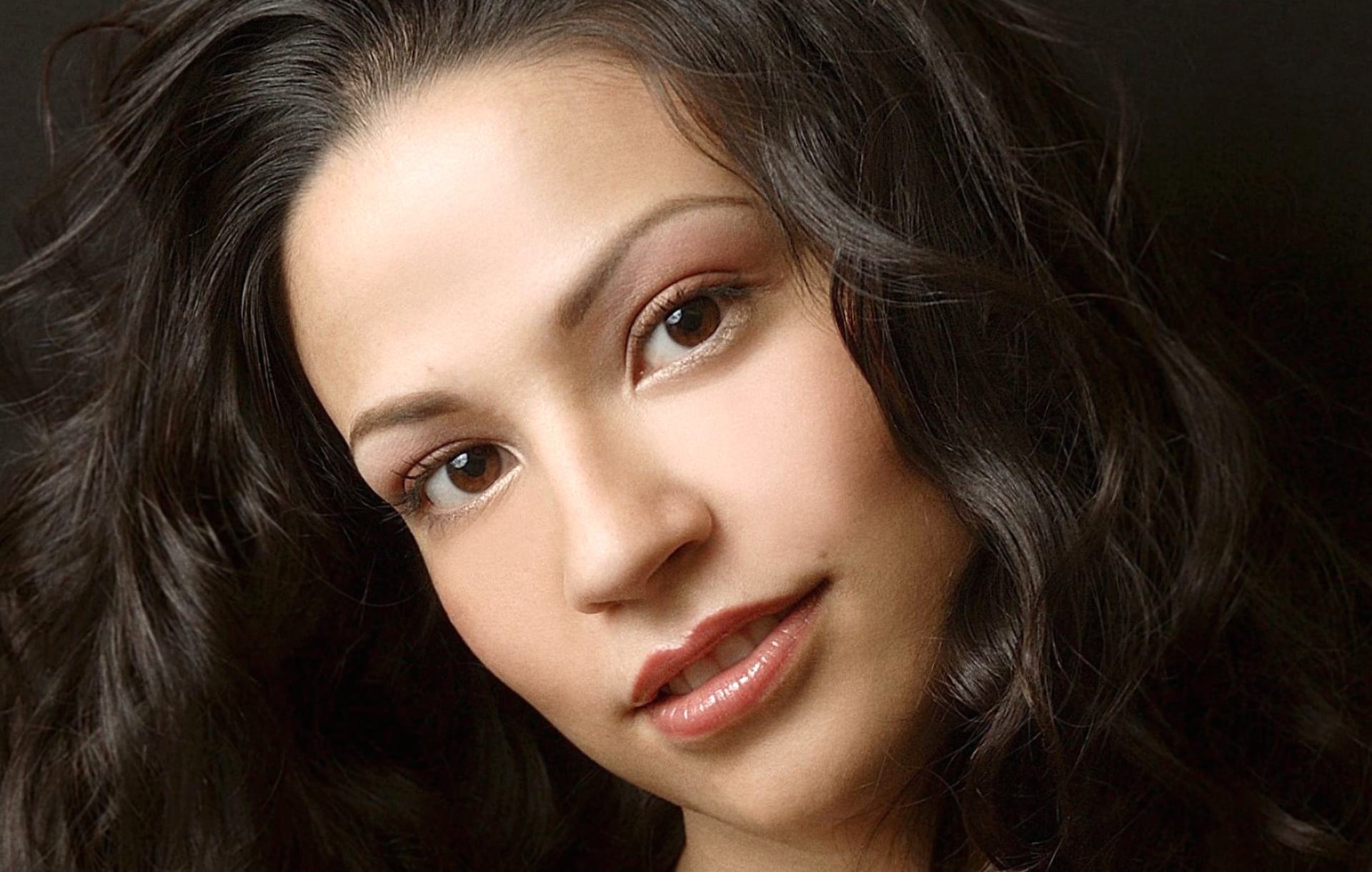 Navi Rawat at 750 x 1334 iPhone 6 size wallpapers HD quality