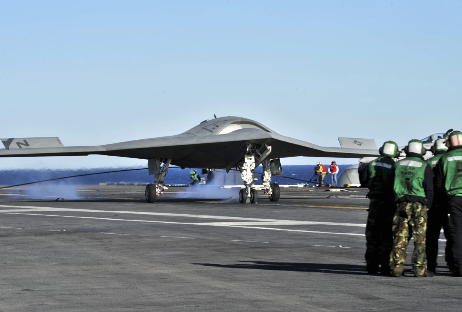 Northrop Grumman X-47 at 640 x 960 iPhone 4 size wallpapers HD quality