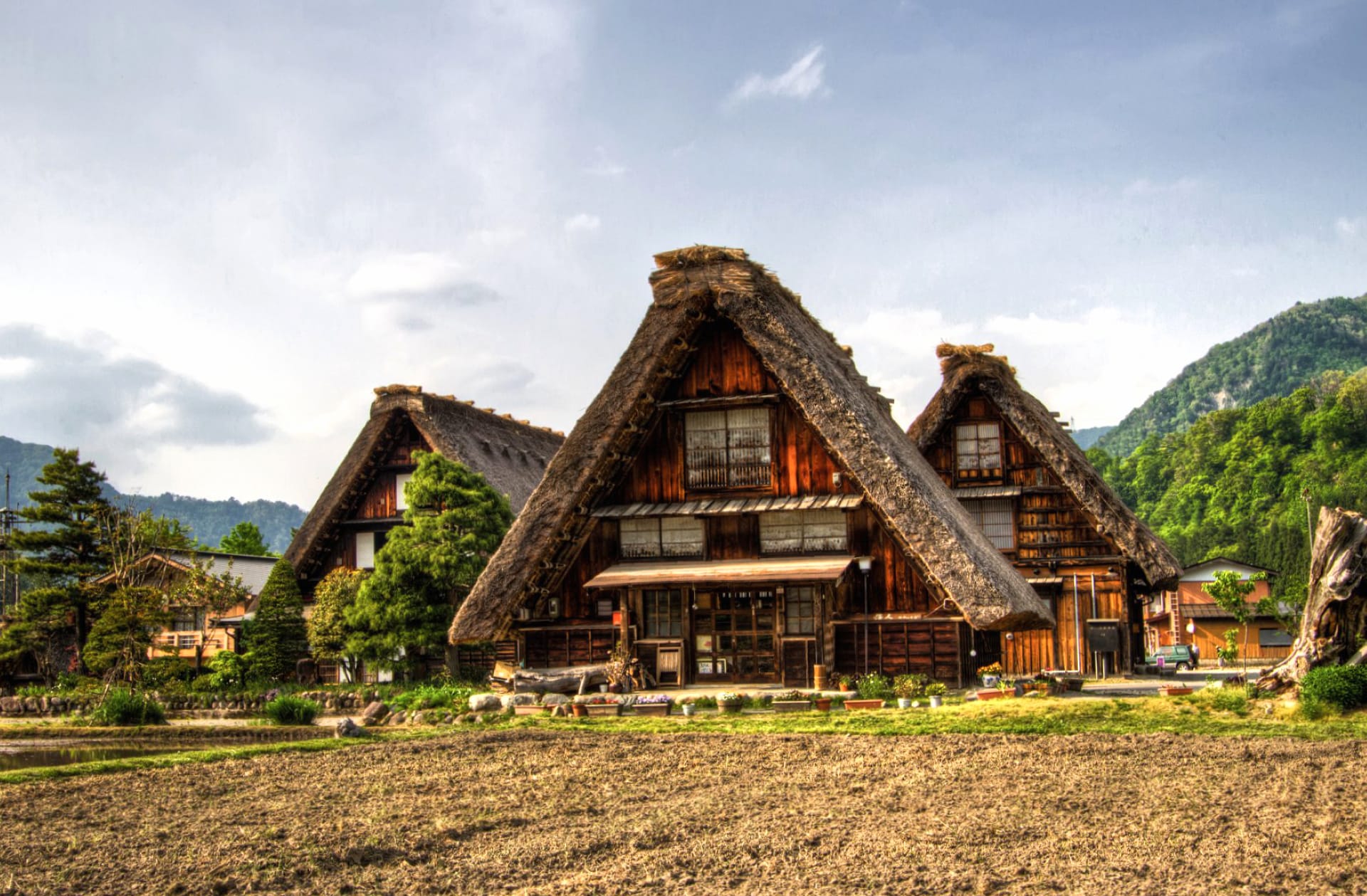 Ogimachi Village at 320 x 480 iPhone size wallpapers HD quality