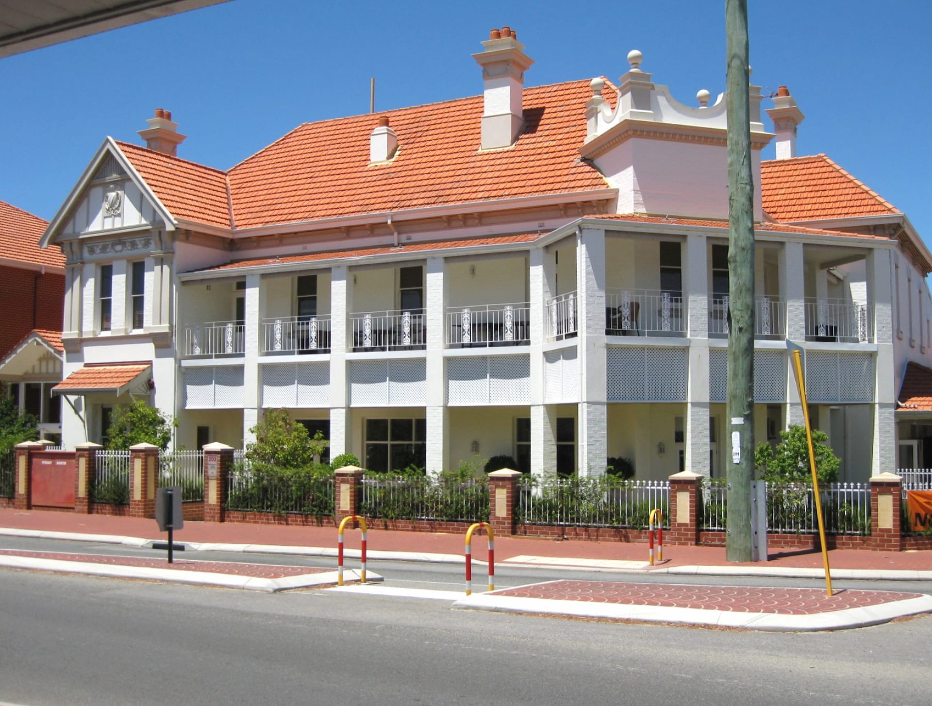 Old Shenton Park Hotel at 1334 x 750 iPhone 7 size wallpapers HD quality