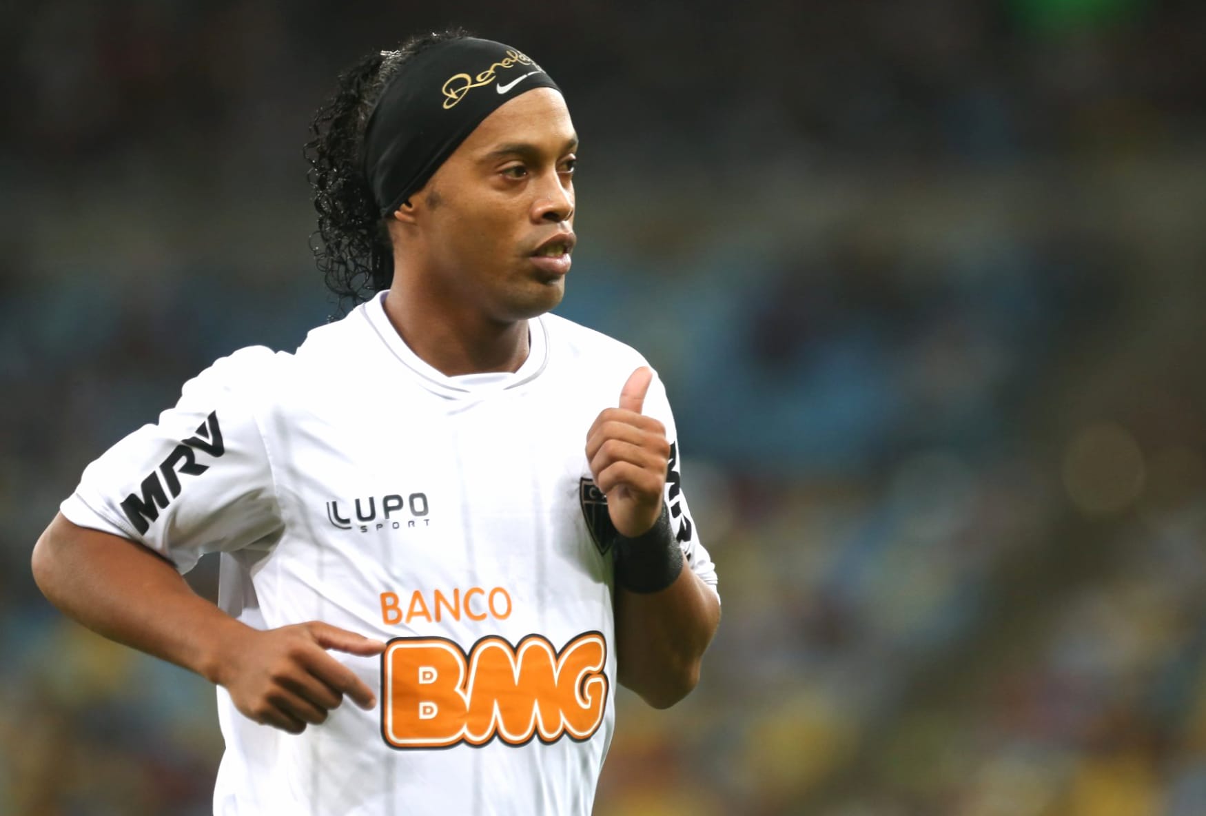 Ronaldinho at 750 x 1334 iPhone 6 size wallpapers HD quality