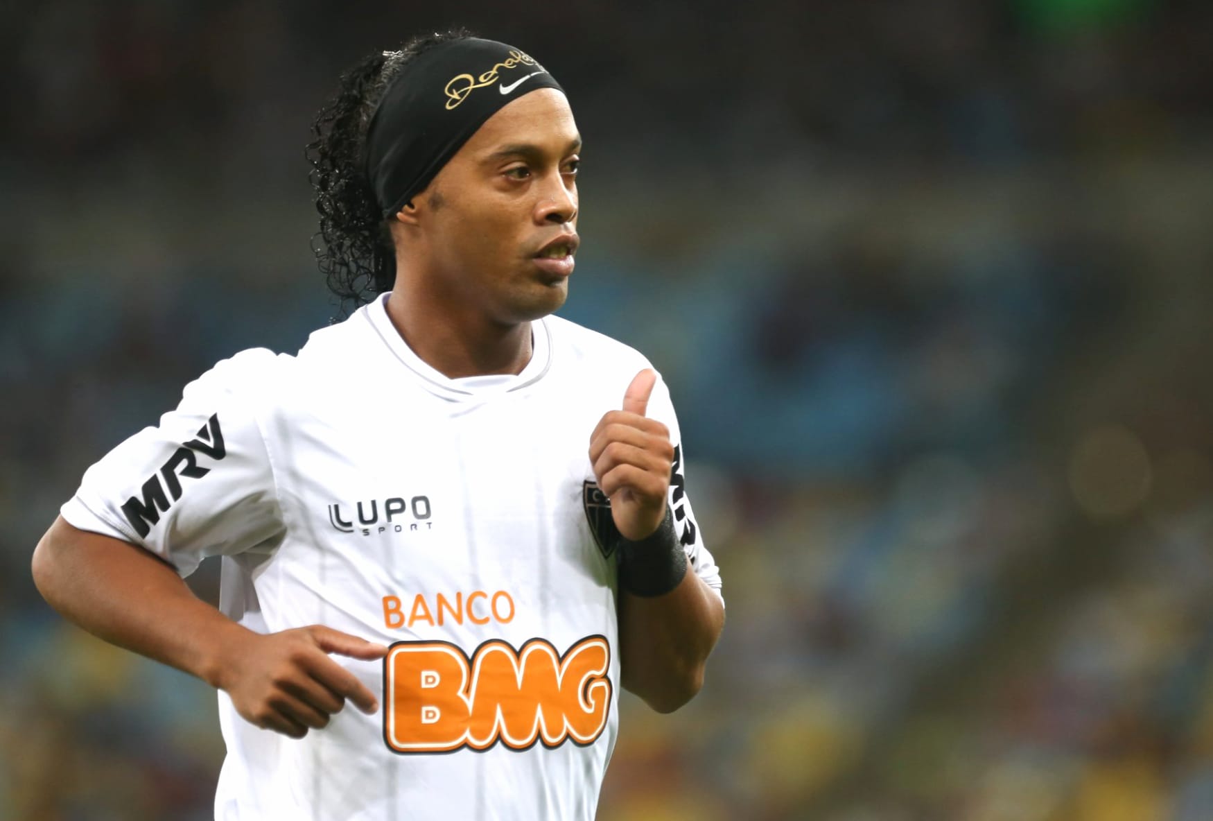 Ronaldinho at 2048 x 2048 iPad size wallpapers HD quality