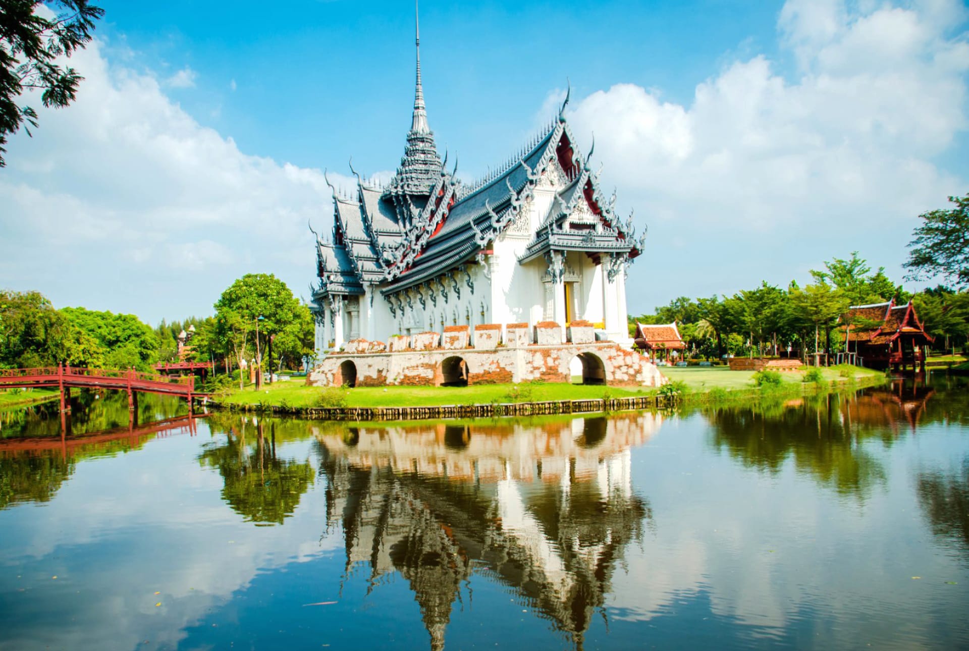 Sanphet Prasat Palace at 320 x 480 iPhone size wallpapers HD quality
