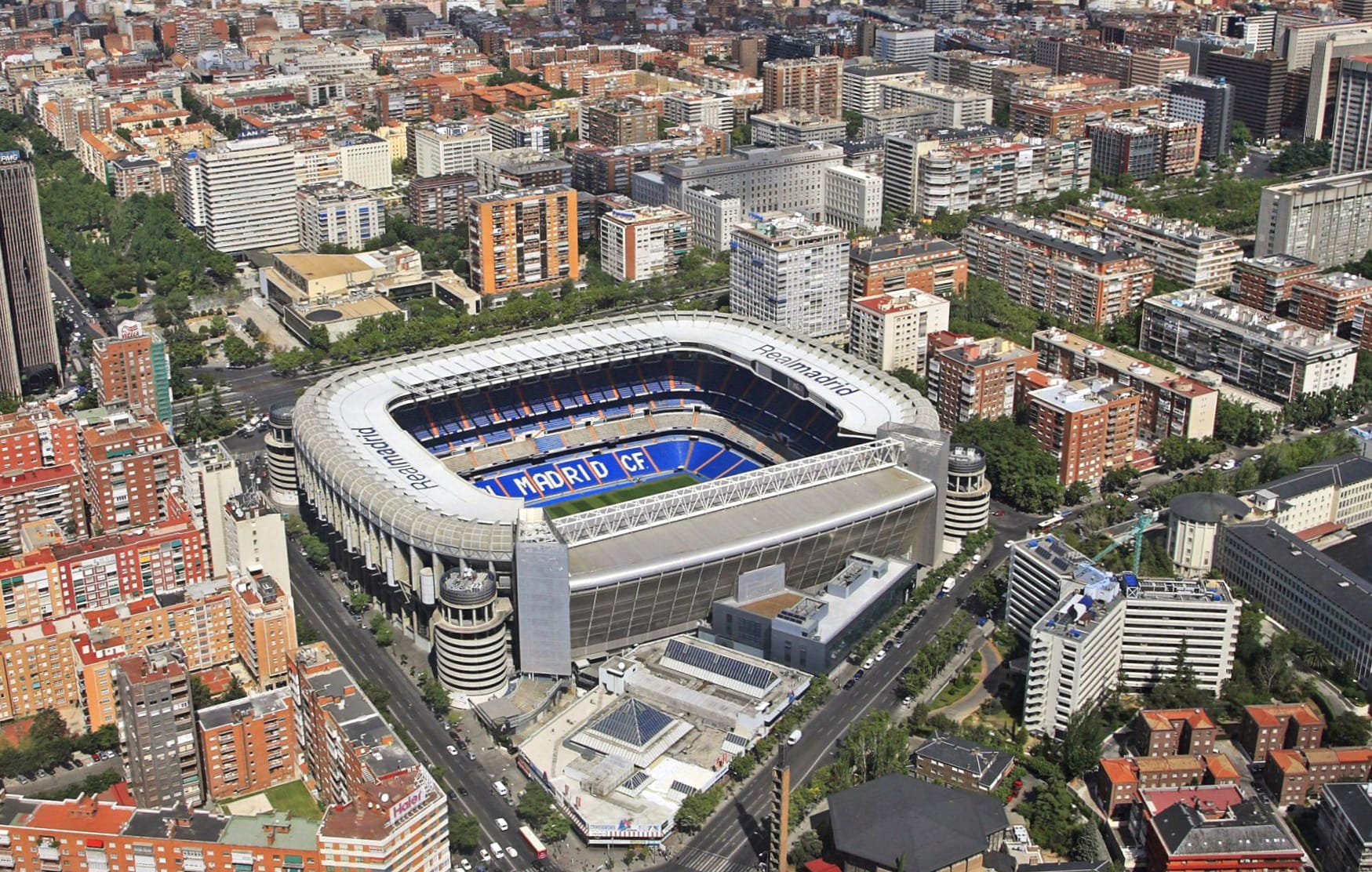 Santiago Bernabeu Stadium at 1600 x 1200 size wallpapers HD quality