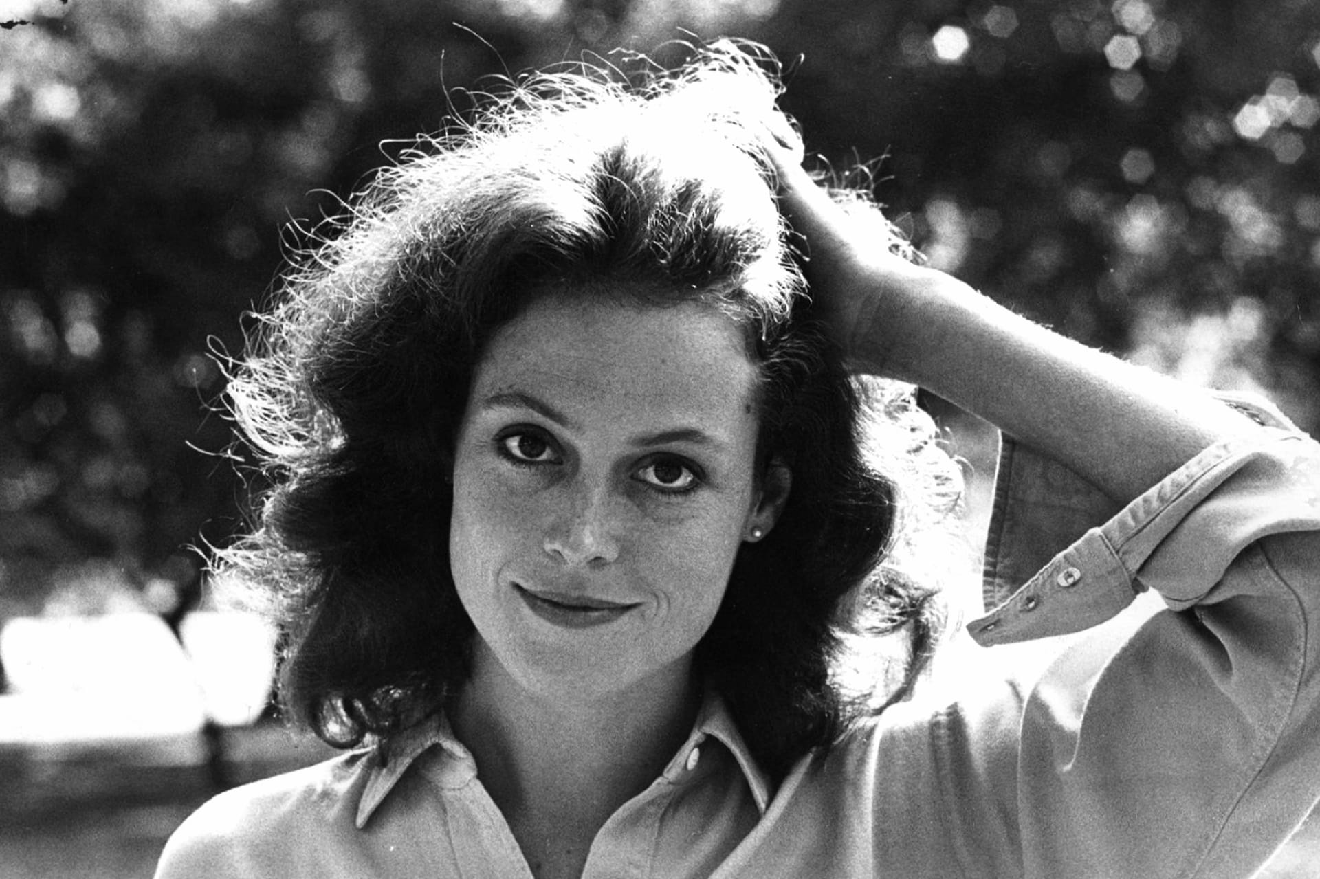 Sigourney Weaver at 640 x 960 iPhone 4 size wallpapers HD quality