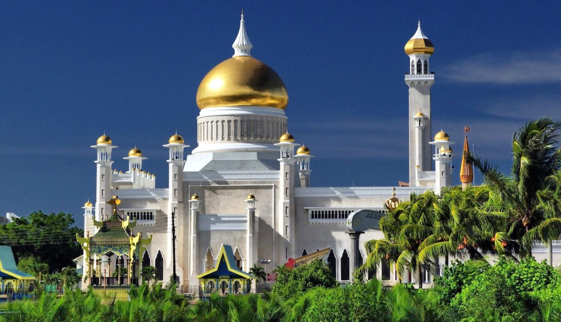 Sultan Omar Ali Saifuddin Mosque wallpapers HD quality