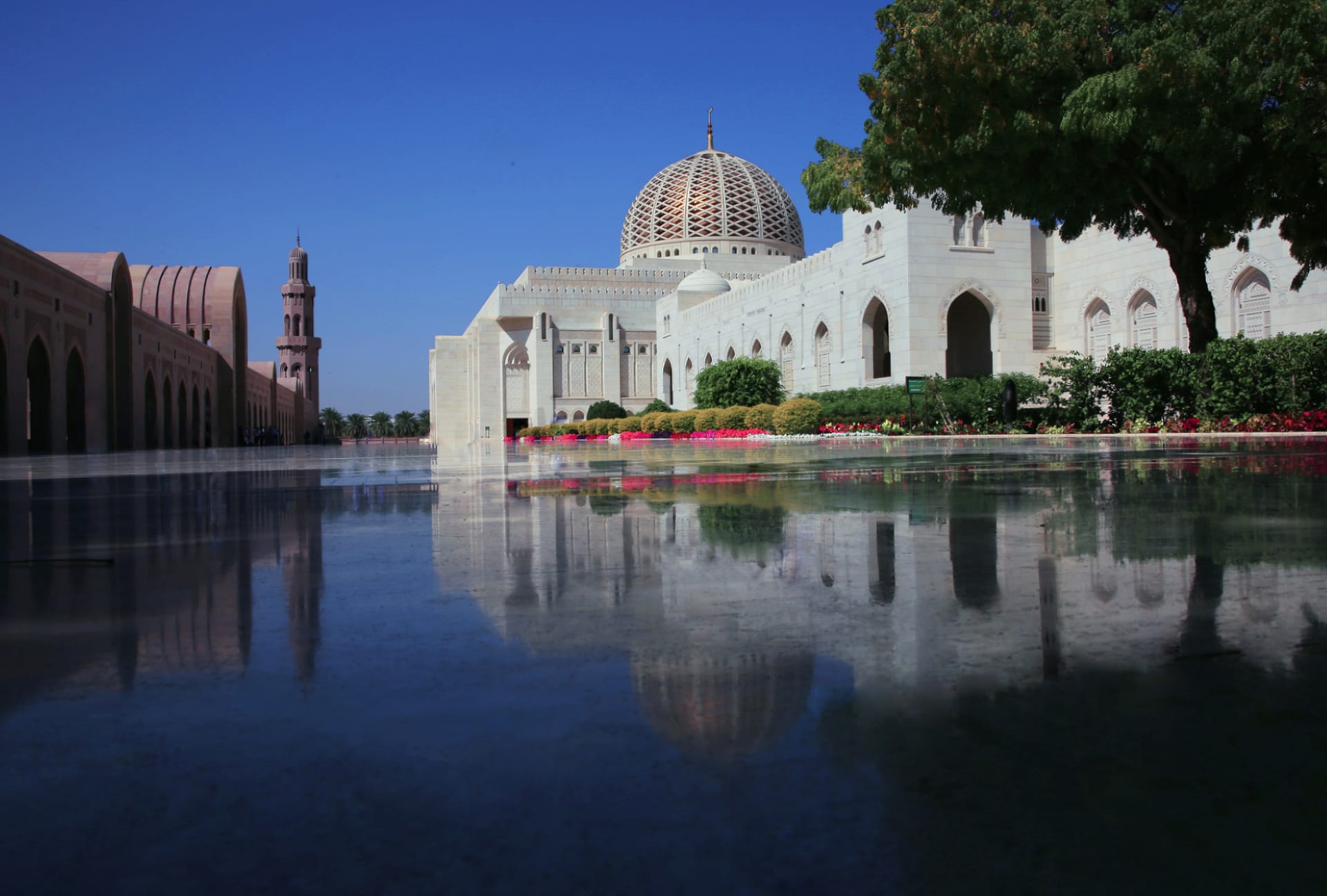 Sultan Qaboos Grand Mosque at 750 x 1334 iPhone 6 size wallpapers HD quality