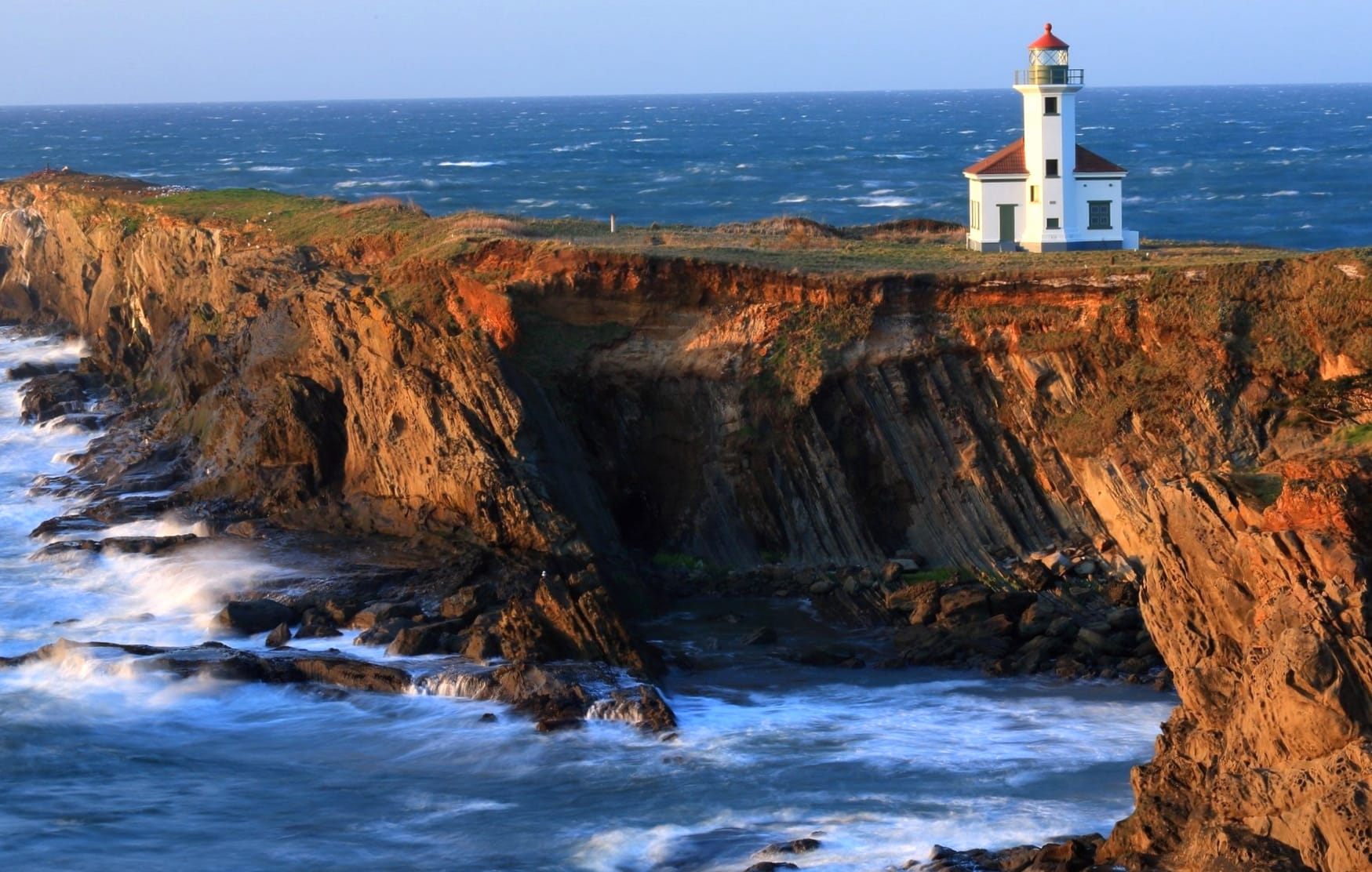 The Rocky Ledge Lighthouse at 750 x 1334 iPhone 6 size wallpapers HD quality