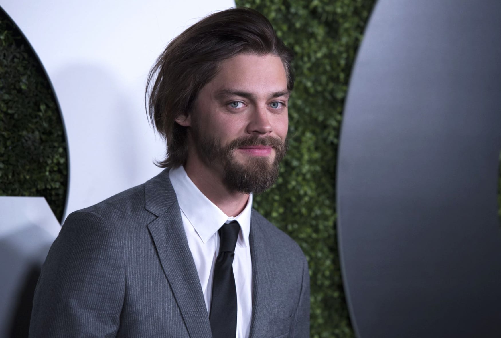 Tom Payne at 2048 x 2048 iPad size wallpapers HD quality