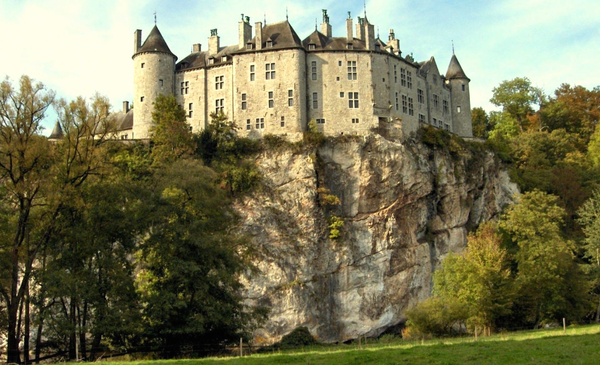 Walzin Castle at 640 x 1136 iPhone 5 size wallpapers HD quality